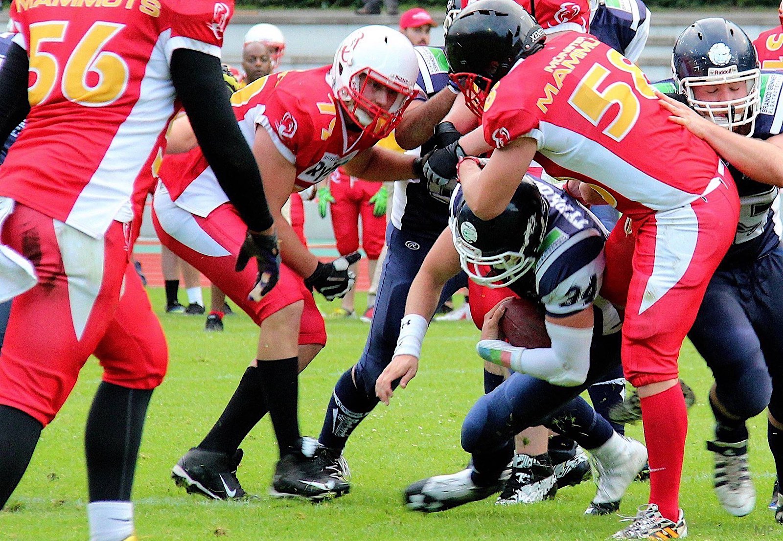 U19 Typhoons Quarterback Martin Pinter 34 unter Druck