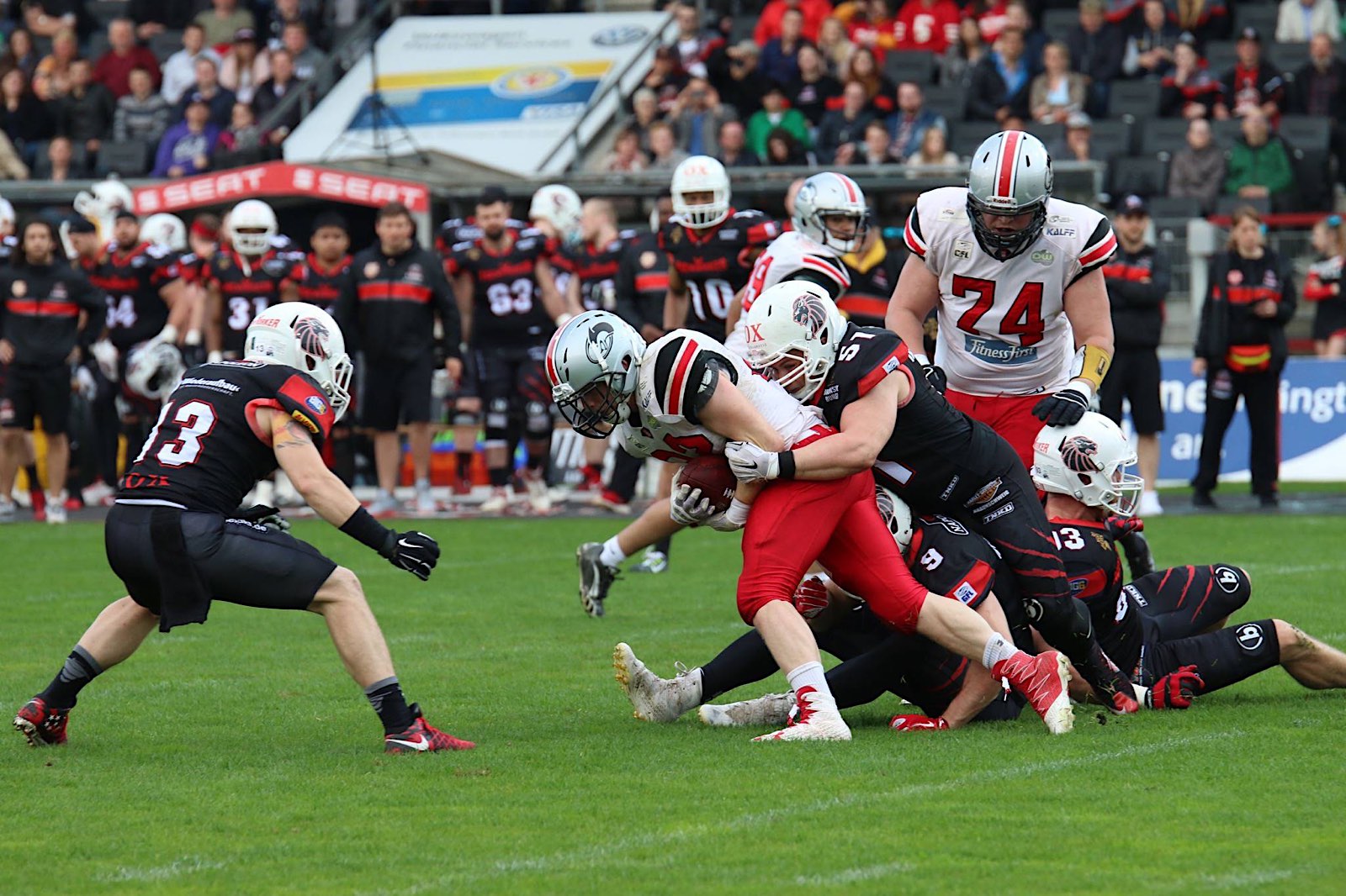 LB 51 Kerim Homri stoppt Huskies RB Marvin Studemann 