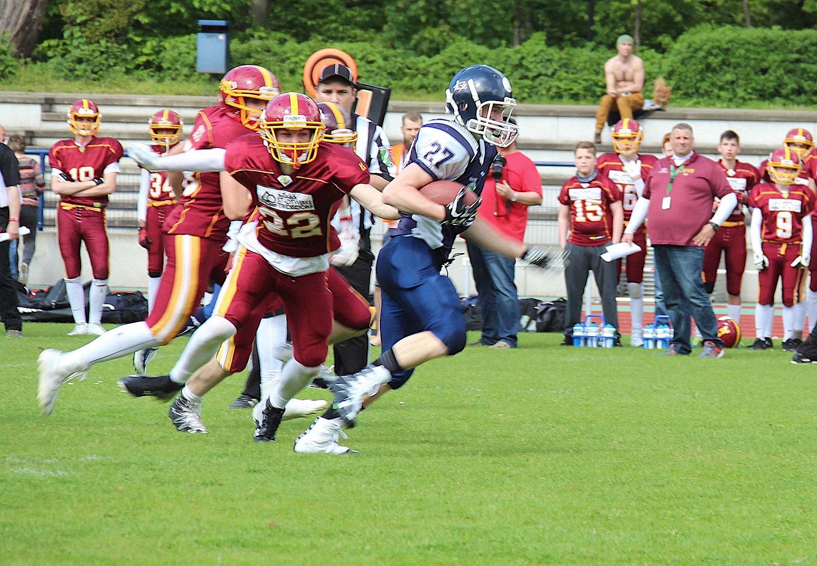 U16 Typhoons Wide Receiver Maximilian Neises 27 auf dem Weg zum ersten Touchdown seiner Karriere