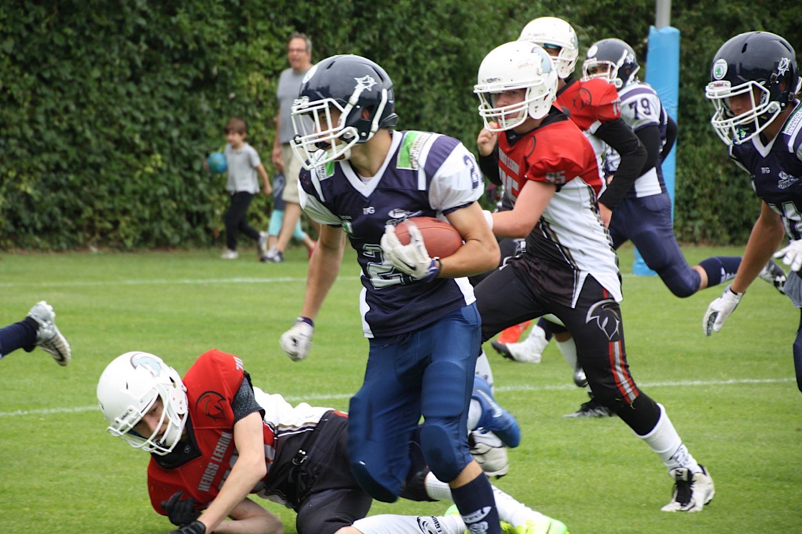 Erzielte die ersten drei Touchdowns seiner noch jungen Footballer Karriere U16 TFG Typhoons Running Back Lenard von Tucher 21