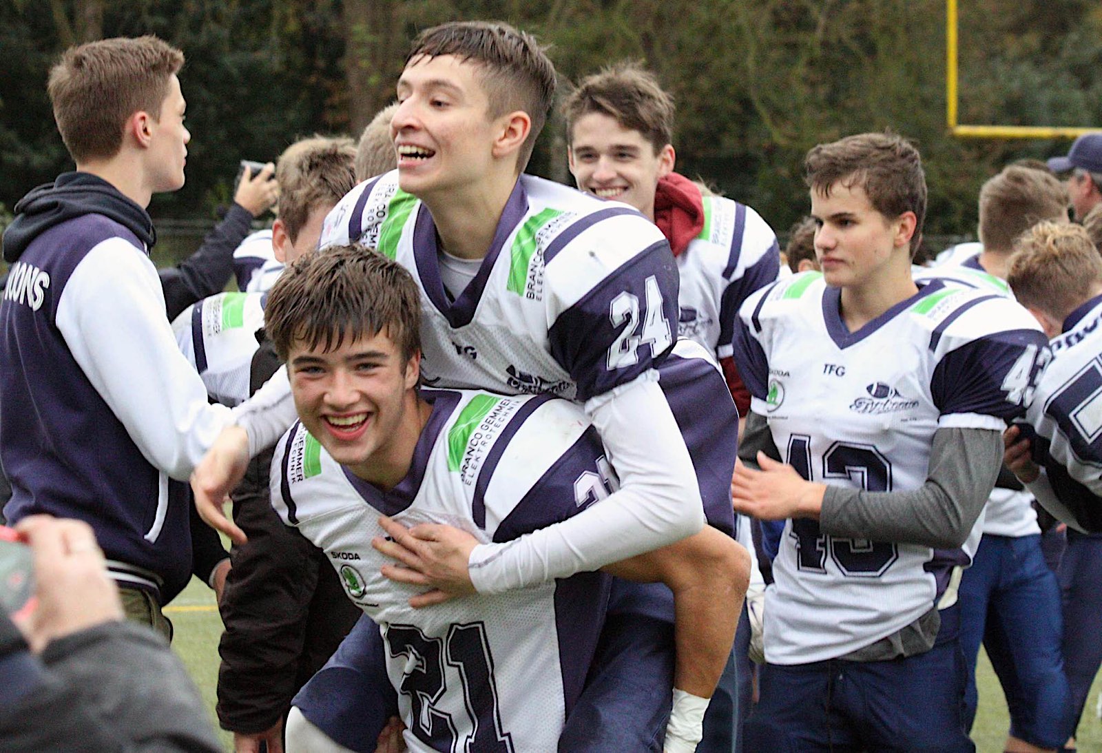 Jubel nach dem Schlusspfiff U16 Typhoons Running Backs Levi Kaymaz 24 und Lenard von Tucher 21