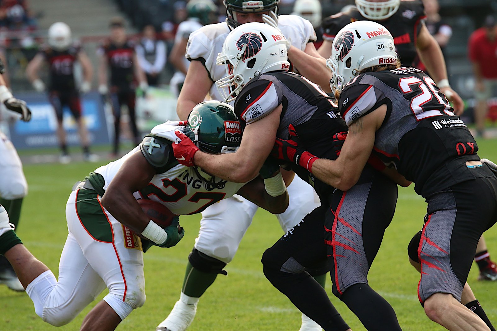 Die Defense der Lions ließ nichts zu. Hier stoppt LB 9 Roni Salonen mit S 20 Pierre Courageux RB 27 Julian Ampaw 1