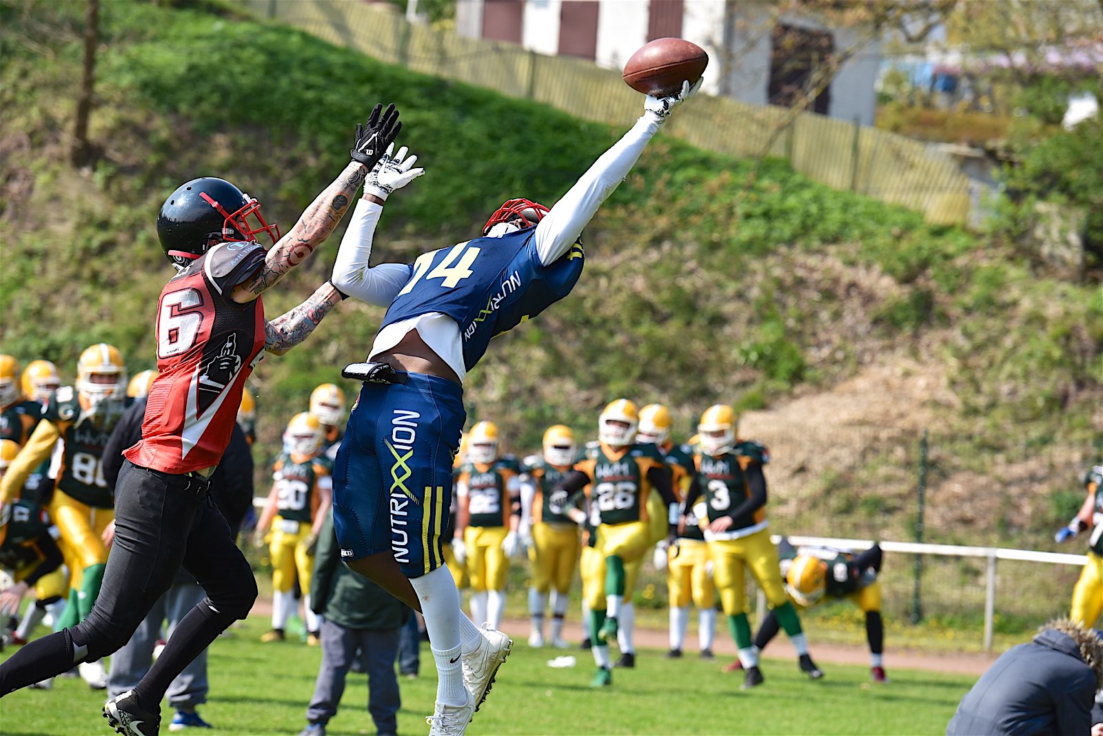 Erst eine Hand am Ball, später beide Hände am Pott