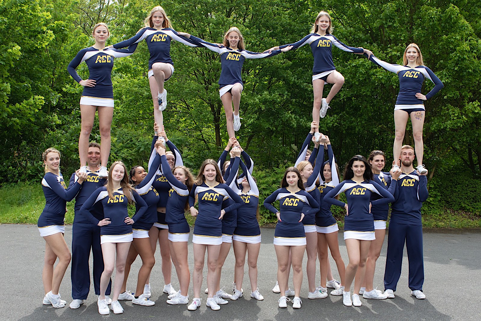 Die Cheerleader zeigen, dass die neuen Kostüme für den Sport geeignet sind (Foto: © Roland Schicho/Assindia Cardinals)