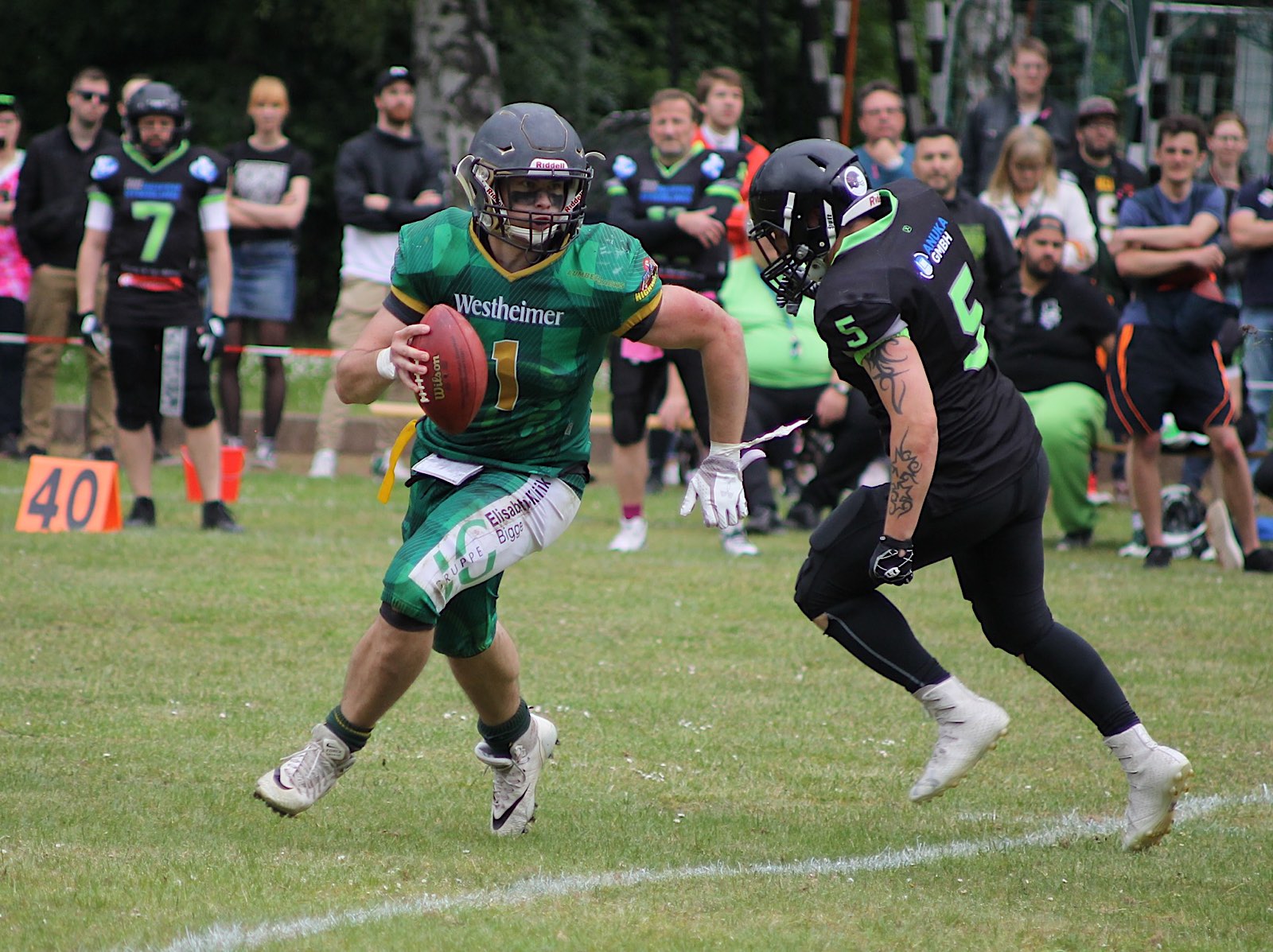 Zwei Touchdowns mit jeweils einem Extrapunkt und zwei Fieldgoals: Alle 20 Punkte der Lumberjacks gegen die Herne Black Barons gehen auf das Konto des Spielers mit der Nr. 1, Tobi Harting (links). (Foto: Mario Polzer)