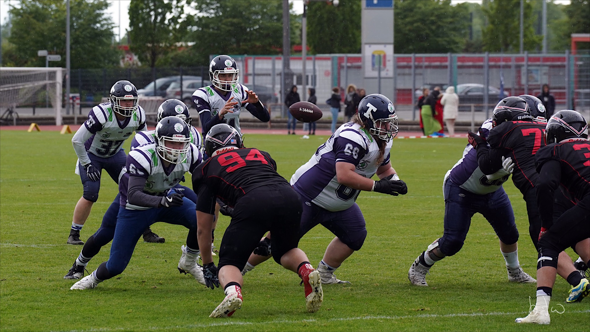 Typhoons QB Max Bühling hinten mit seinen bärenstarken Offense Linern Florian Wenke v.l. Dustin Köhne v.m. und Leander Haupenthal v