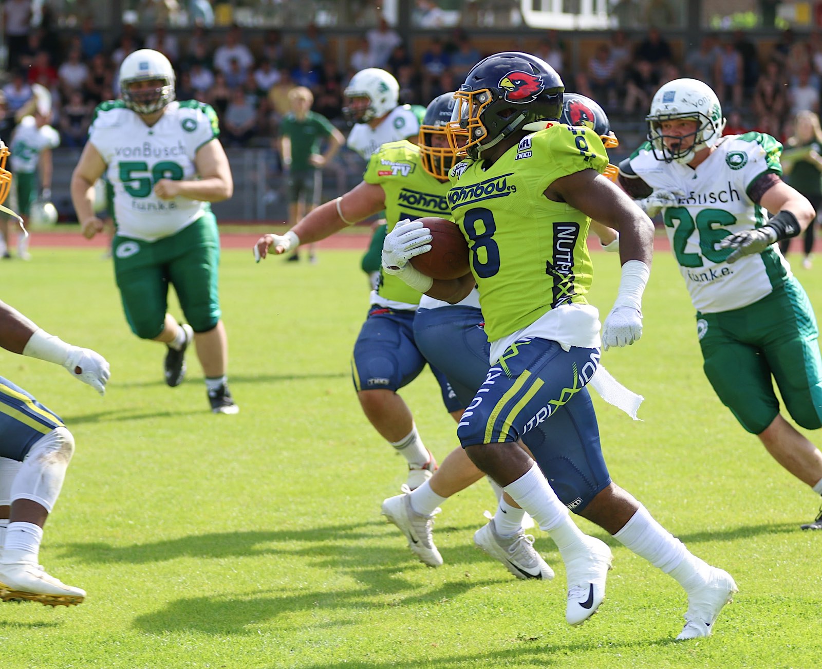 WR Dionne Thrweatt-Vassar (8) trägt den Ball nach einem zu kurzen Fieldgoalversuch Bielefelds über 100 Meter weit in die gegnerische Endzone (Foto: Roland Schicho/Assindia Cardinals)