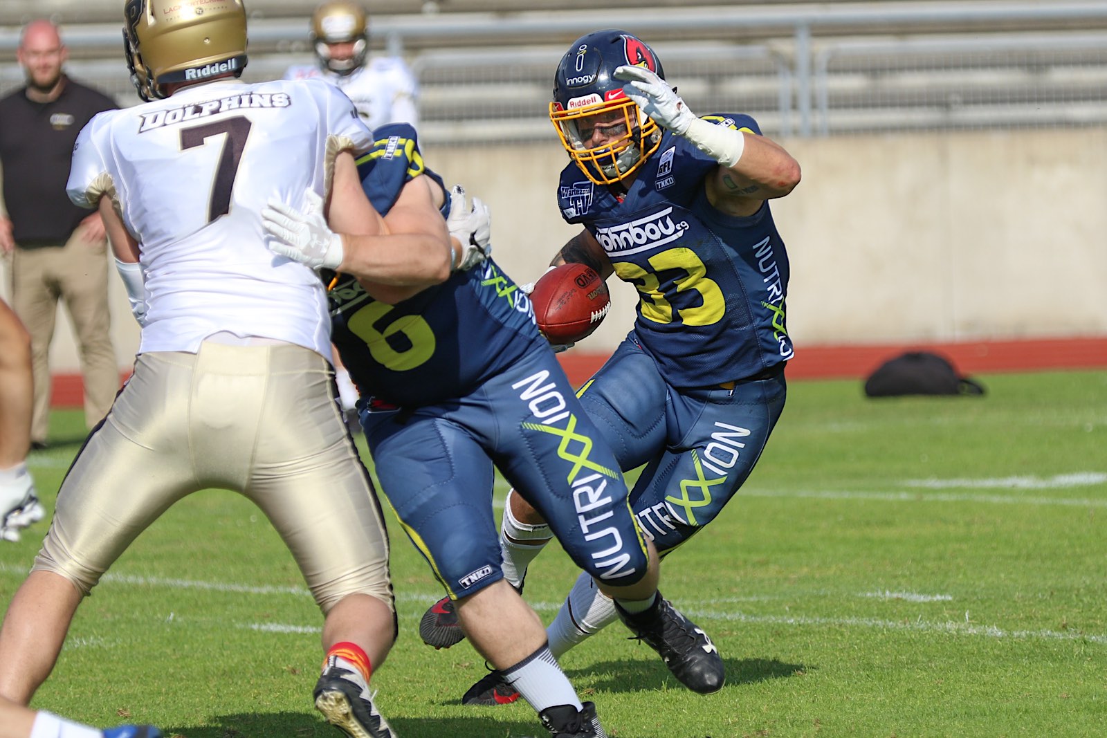 RB Tobias Nick (33) sucht sich den Weg am Block vorbei (Foto: © Roland Schicho / Assindia Cardinals)