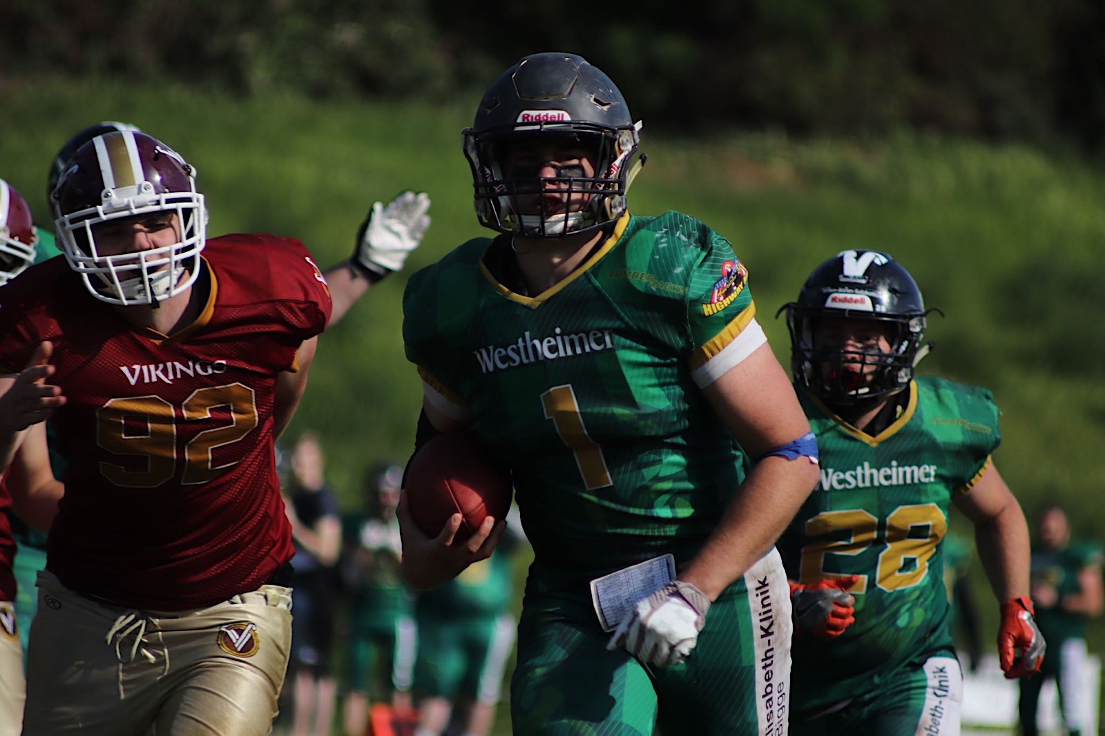 Mit dem Ball unterm Arm auf dem Weg zur Duisburger Endzone: Ein paar Mal kamen die Lumberjacks dem Punktgewinn gegen die Vikings sehr nah. Letztendlich blieben aber alle ihre Bemühungen im Angriff erfolglos. (Foto: Mario Polzer