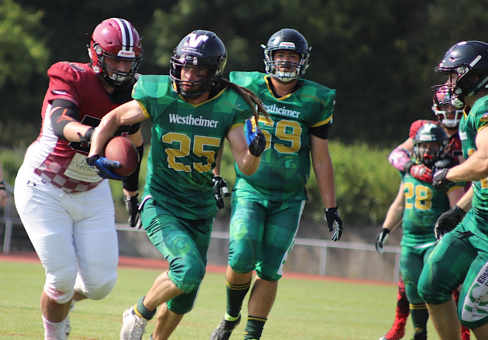 Die Lumberjacks im Vorwärtsgang – ein typisches Bild für das Spiel an diesem extrem heißen Sonntagnachmittag in Iserlohn. (Foto: Mario Polzer)