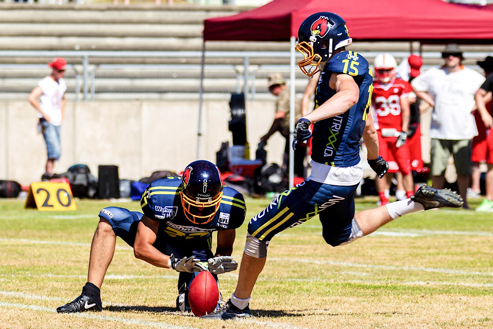 K/DB Simon Sikorski (15) erzielte inklusive Interception-Return-TD 23 Punkte im Spiel (6 INT-Return-TD, 9 FG, 8 PAT) Foto: © Stefan Claus 