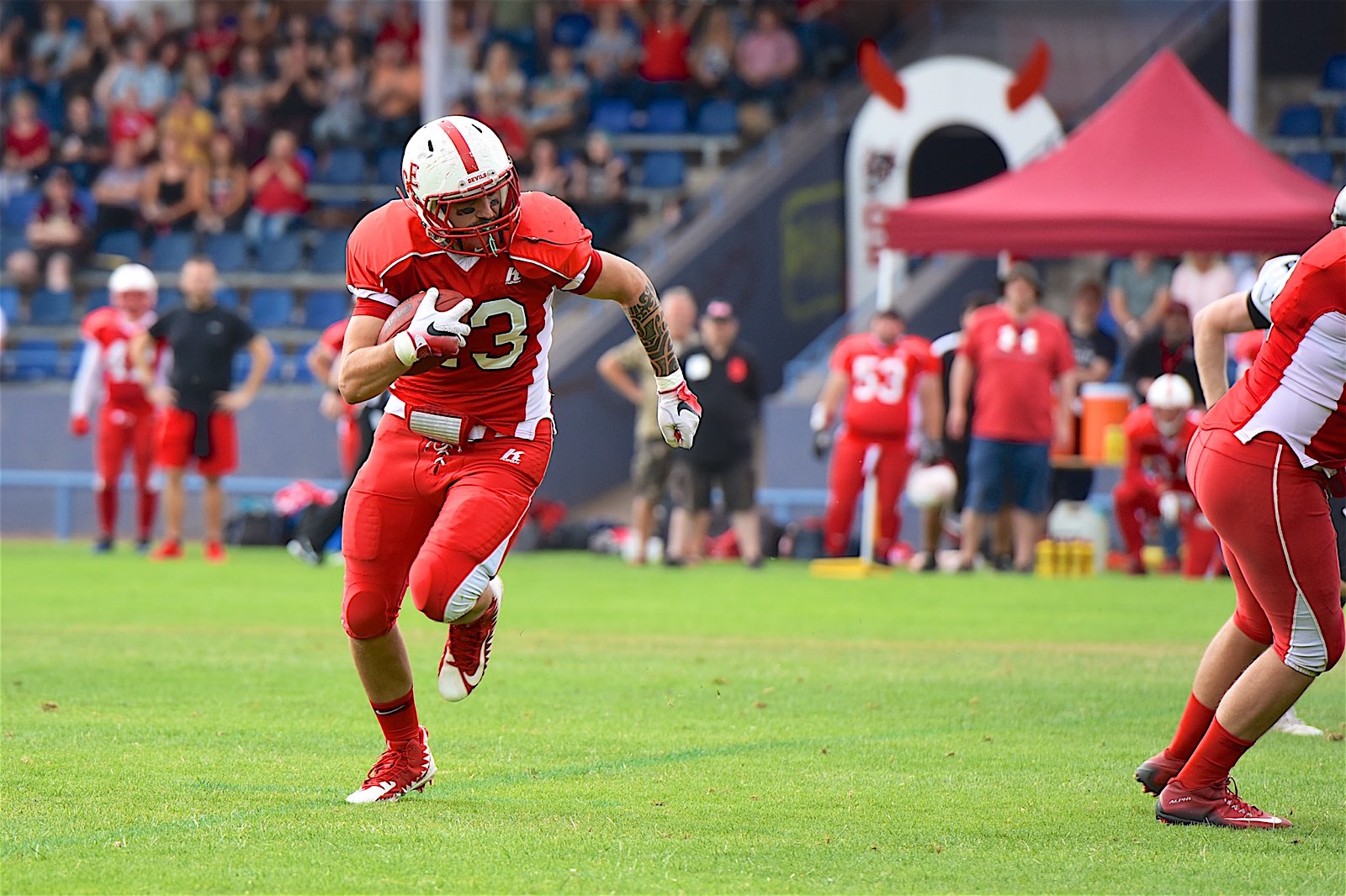 Matchwinner für die Gelsenkirchen Devils: Tobias Goldmann (#13), der mit zwei Touchdowns zum Sieg beitrug (Foto: ©Oliver Jungnitsch)