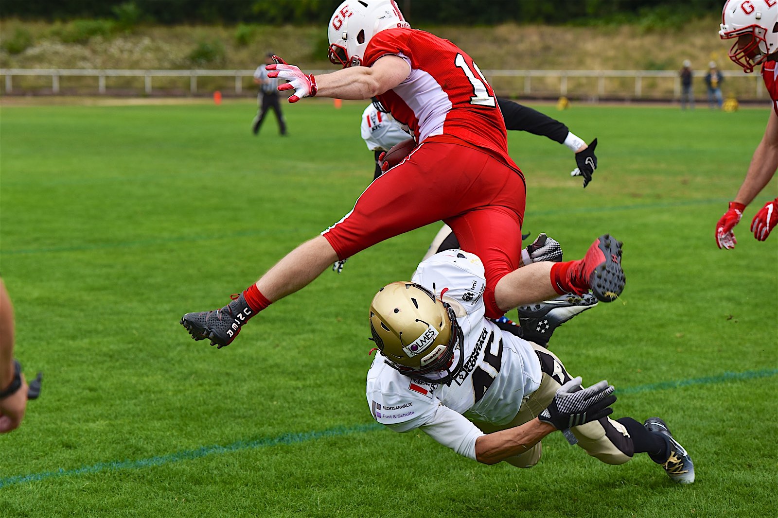 In der zweiten Hälfte konnten die Gelsenkirchen zwar noch ausgleichen, Paderborn nutzte Fehler zum Sieg - Im Bild: Robin Graßmann (#10) der einen TD erzielte (Foto:©Oliver Jungnitsch)