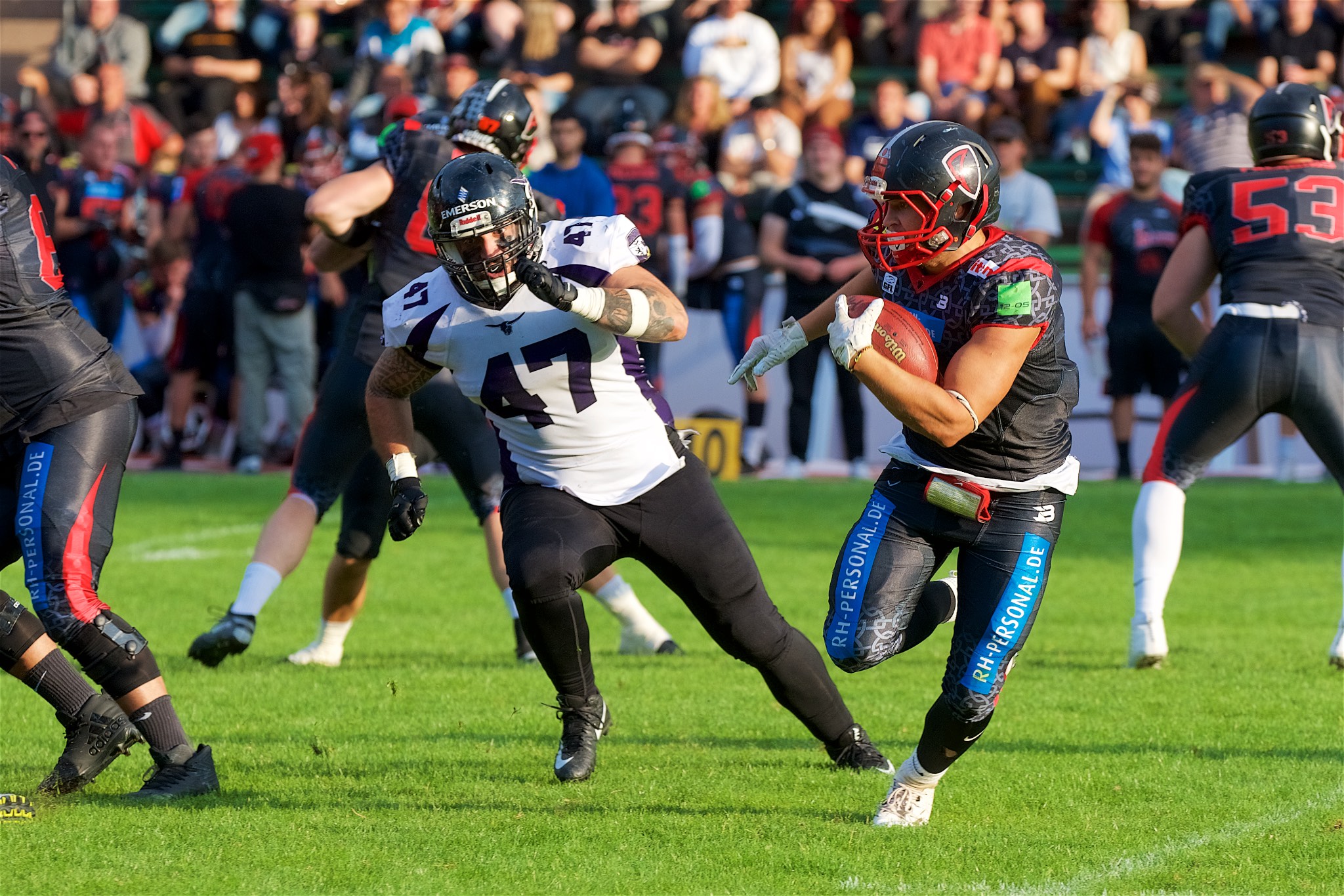 Daniel Rennich mit Ball für die Solingen Paladins als Kicker und Runningback aktiv Foto Nick Jungnitsch