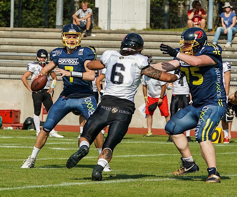 QB Lennart Brodeßer (7) sucht und findet seine Widereceiver (Foto: ©Michael Gohl)