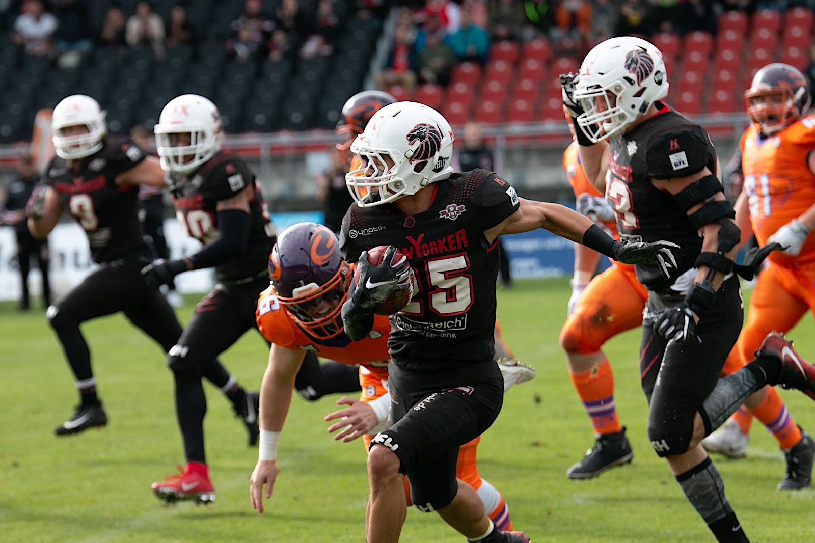 Lions Passverteidiger Benjamin Barnes mit seiner ersten Interception des Tages (Foto: Fabian Uebe / New Yorker Lions)