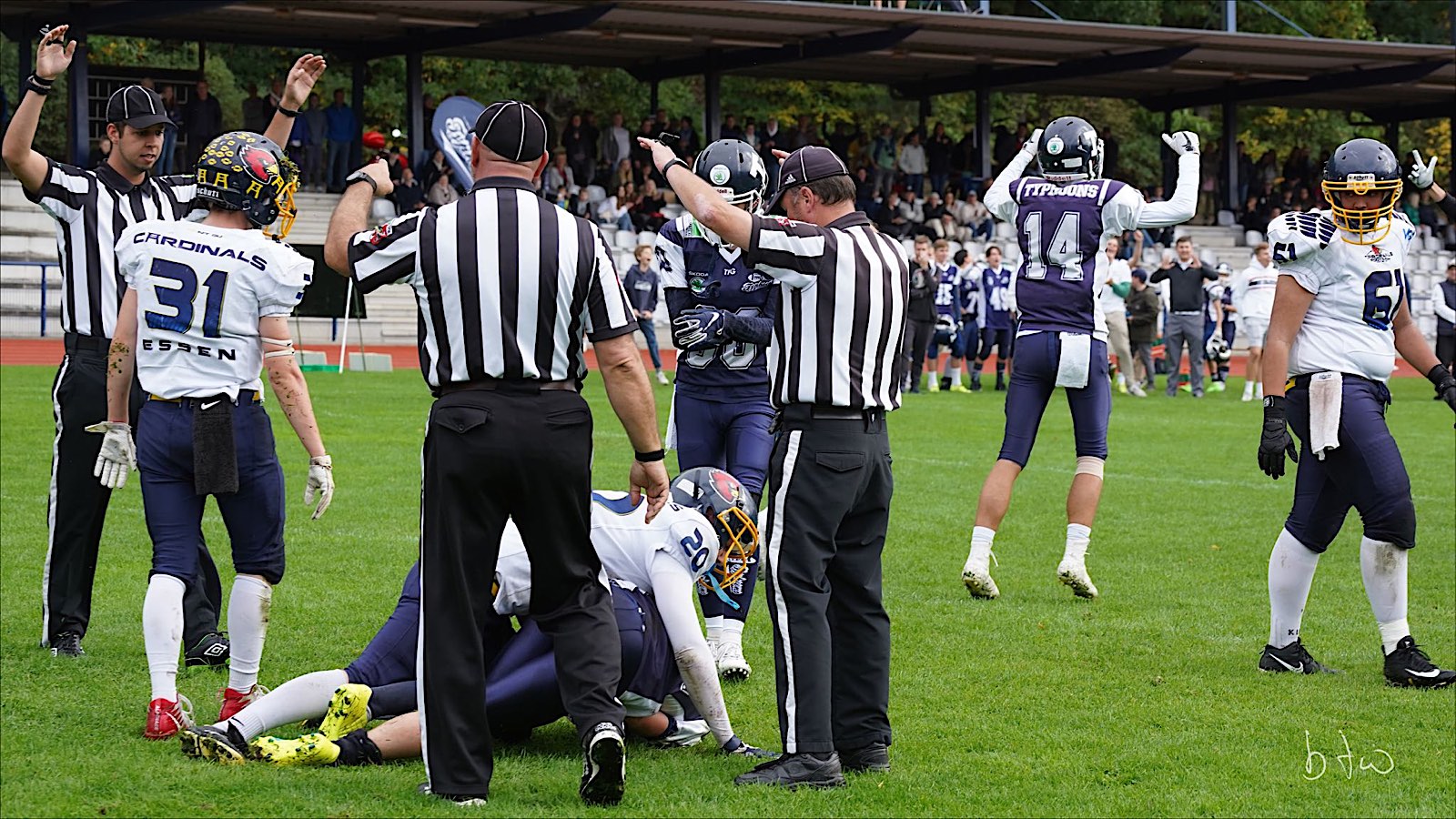 Die Entscheidung Typhoons Kicker Ben Shepherd sichert in den Endzone seinen eigenen Field Goal Versuch (Foto: Bernd Thiel-Wieding)