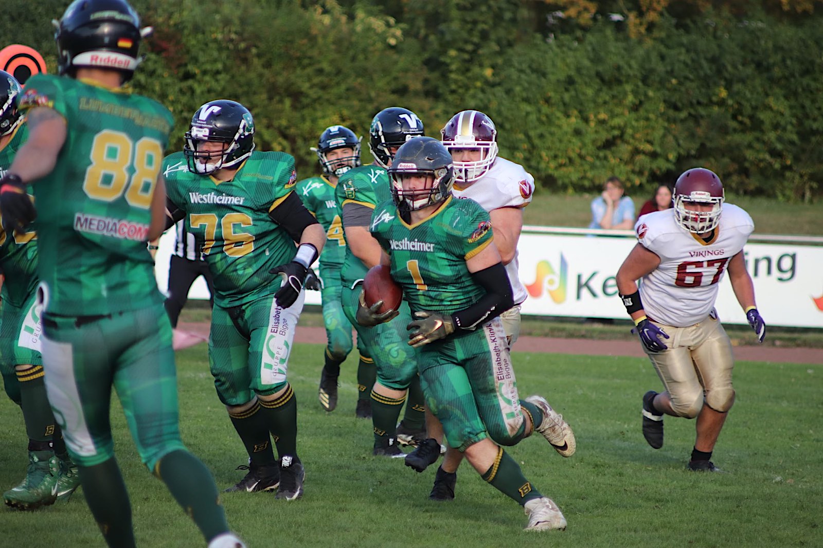 Die Lumberjacks im Vorwärtsgang. Mit einem druckvollen Angriffsspiel und einer sicher stehenden Verteidigung erkämpften sich die Briloner Footballer den Sieg gegen die Duisburg Vikings und damit Platz 2 in der Tabelle. (Foto: Mario Polzer)