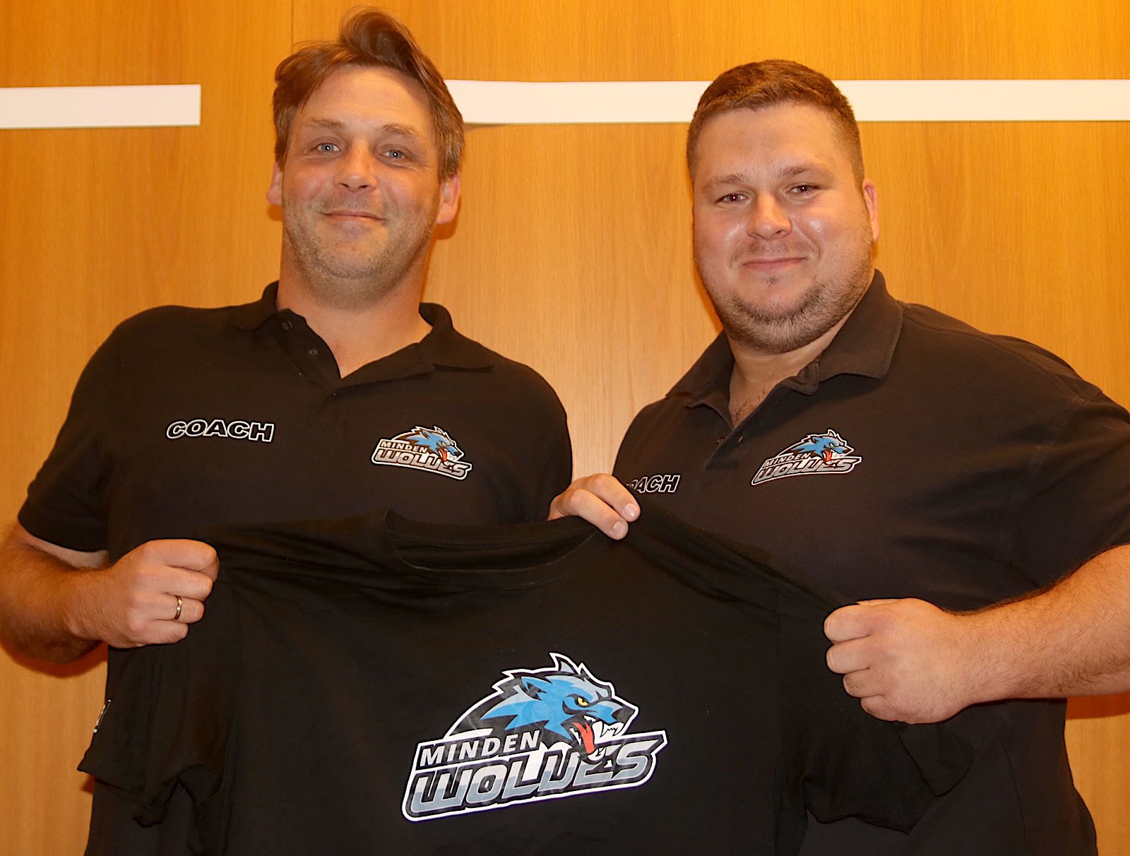 Wolves-Headcoach Timo Drinkhut (rechts) begrüßt Thomas Bonk als Offense-Coordinator (Foto: Minden Wolves)