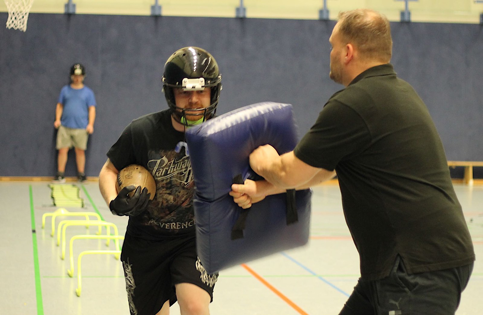 Coach Torsten Böhm (rechts), selbst Footballspieler mit 15 Jahren Erfahrung, betreut die beiden Neuen im Team der Lumberjacks, Nico Götter (Mitte) und Niklas Hölscher (im Hintergrund).