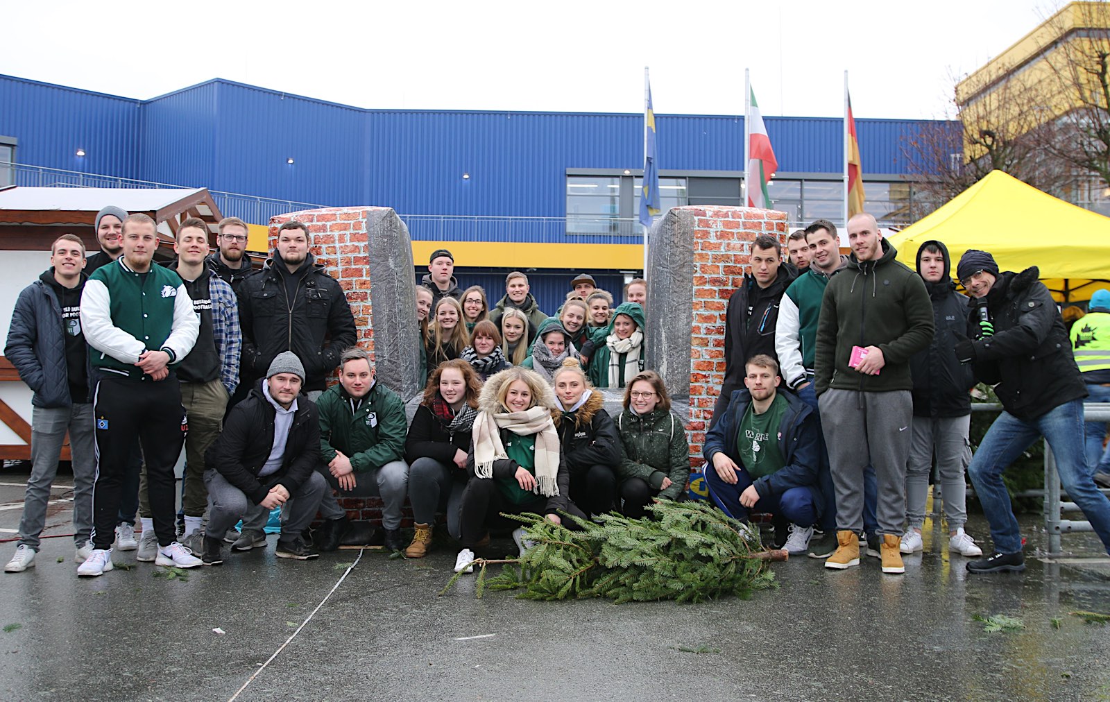 Weihnachtsbaum-Weitwurf für den guten Zweck (Foto: André Zarnke)