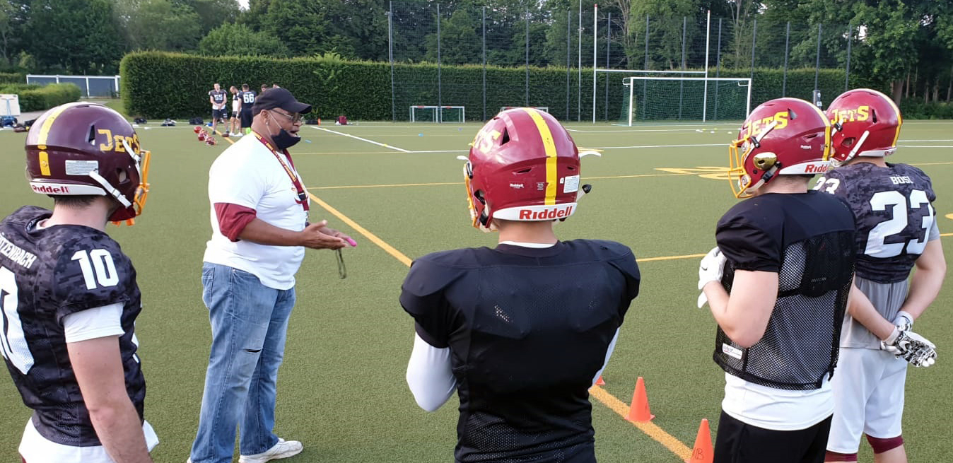 Der neue Defense-Chef Gerald Bryant ist schon voll ins Training bei den Jets eingestiegen (Foto: Jets)