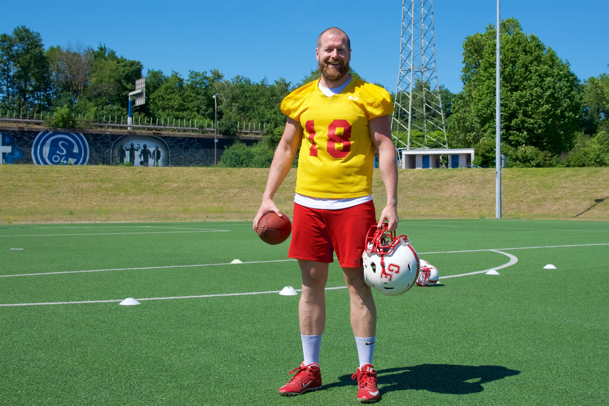 Quarterback JoJo Werner stellte sich unseren Fragen nach der Zwangspause. Die Gelsenkirchen trainieren an historischer Stelle - der Glückauf-Kampfbahn (Foto: Oliver Jungnitsch