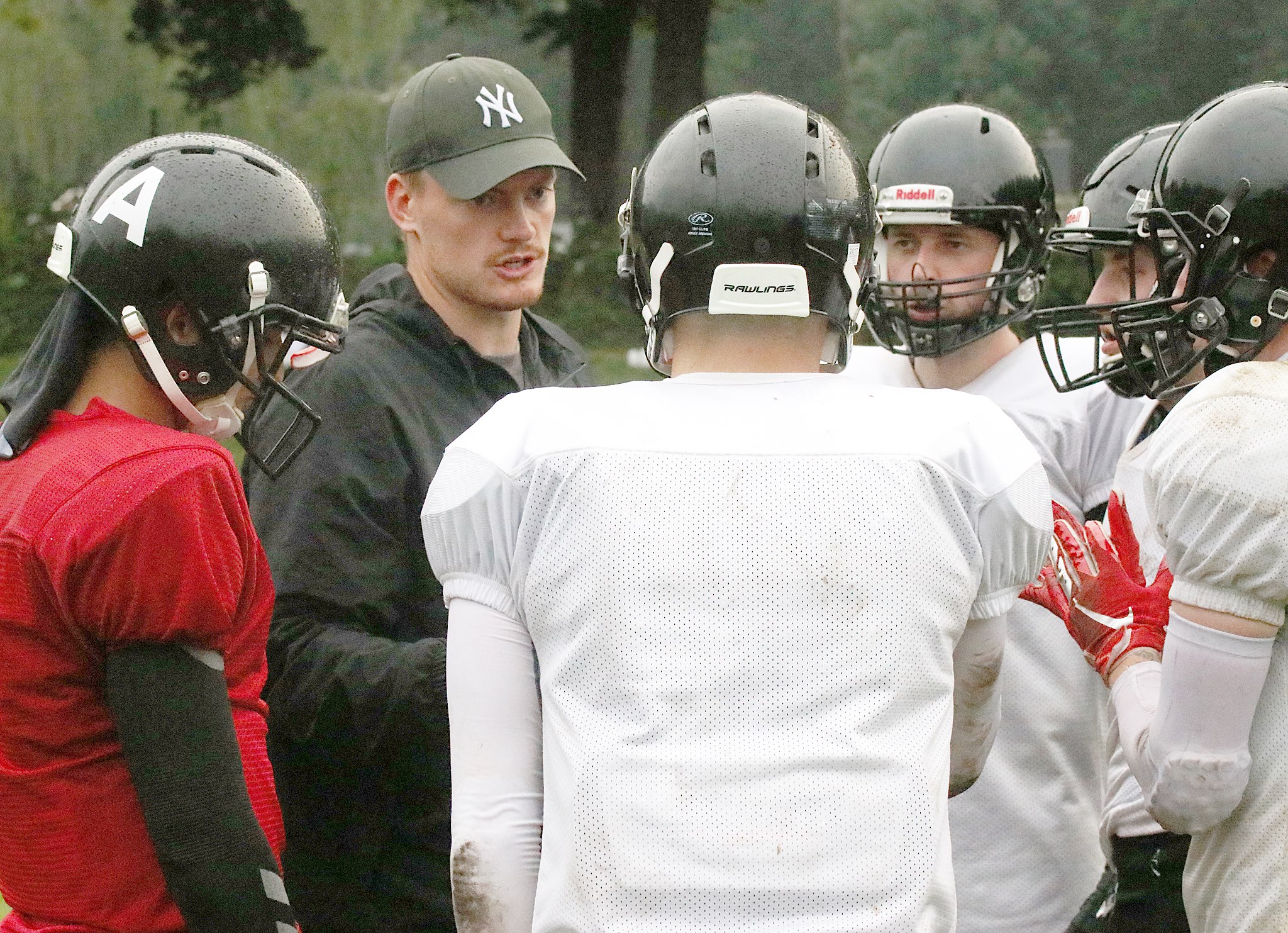 Markus Hachenberg ist zu Gast bei den Minden Wolves und gibt den Receivern wichtige Tipps für die zukünftige Arbeit. (Foto: Minden Wolves