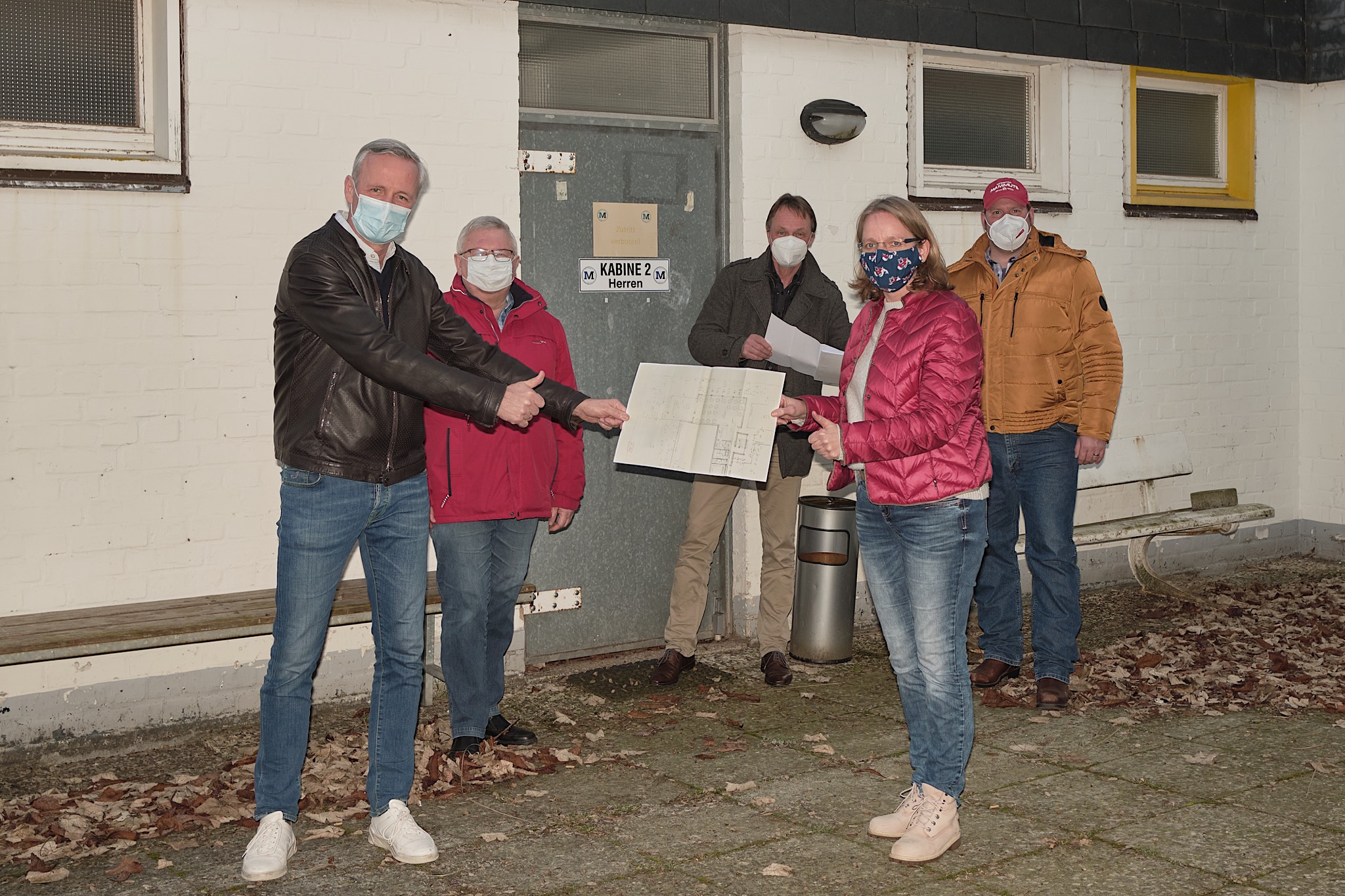 Besprechung an den Umkleidekabinen am Schifffahrter Damm (Foto: Elke Wirtz)