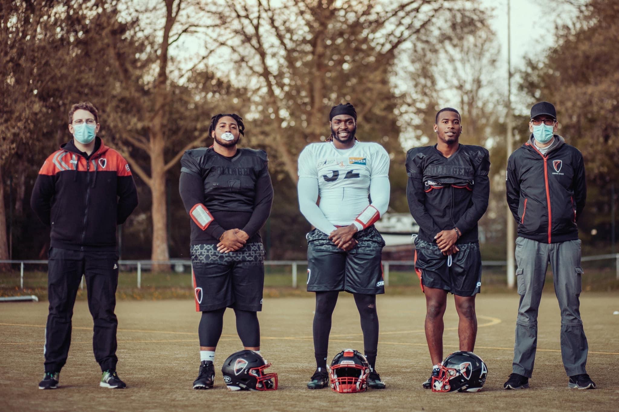 Die Solingen Paladins präsentieren ihre jüngsten Neuverpflichtungen. (Foto: Jonathan Braasch)