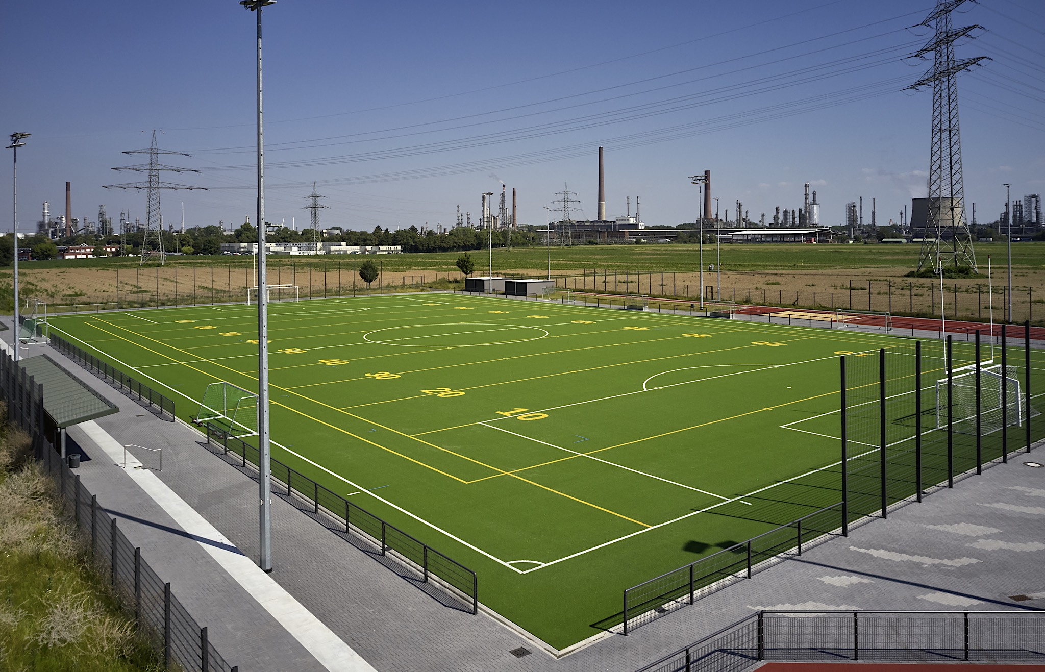 in Spielfeld mit Doppellinierung für Fußball und American Football gibt es bereits in Wesseling bei Köln. Die Firma Polytan, die ihn gebaut hat, wird auch den neuen Platz an der Jakobuslinde in Brilon errichten. (Foto: Sandra Schuck / Polytan GmbH)