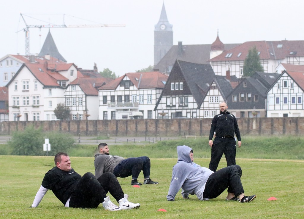 Alexander Gonschor mit seiner Einheit, den O-Linern von den Minden Wolves (Foto: Volker Krusche - Minden Wolves)