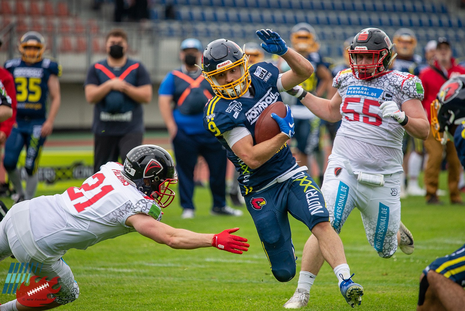 Assindia Cardinals verloren ihr erstes Spiel gegen die Solingen Paladins: Hier im Bild Cole Williams (#9), der den einzigen TD für Essen erzielen konnte. (Foto Oliver Jungnitsch)