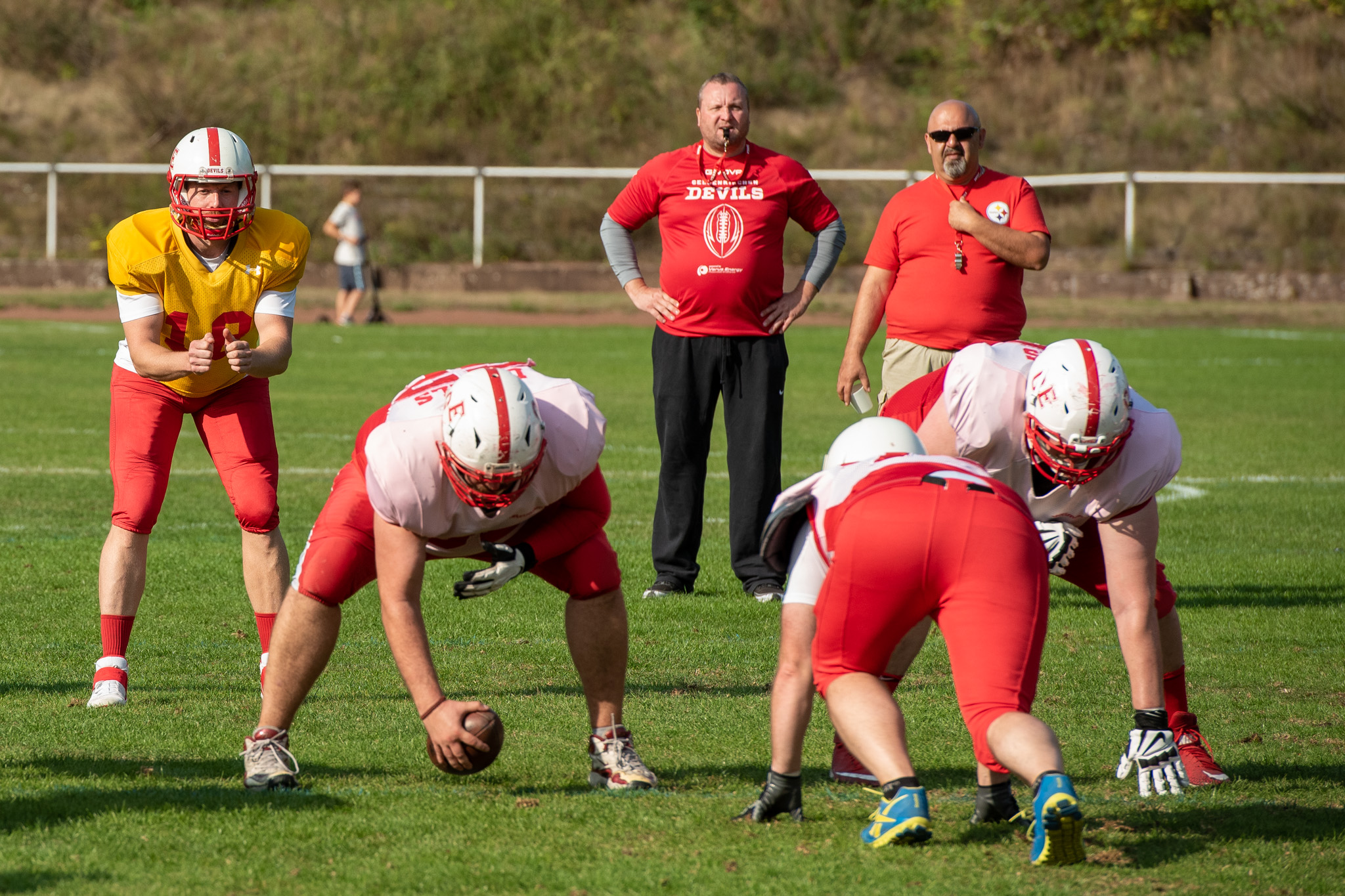 Heiko Czarnotta (Bildmitte) ist seit November 2019 der Head Coach der Gelsenkirchen Devils. Von Beginn dabei ist Michael Antoschowitz (rechts neben Heiko) der die O-Line trainiert. (Foto: Oliver Jungnitsch)