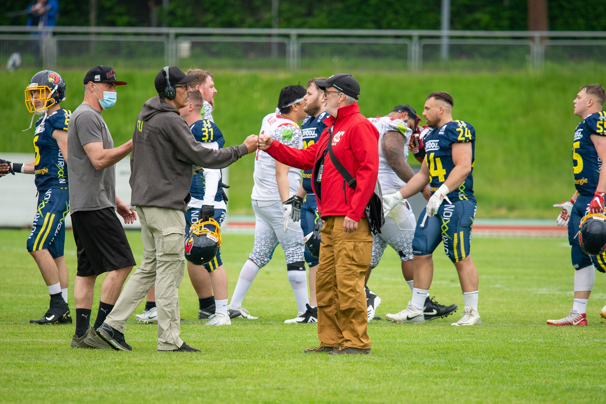 HC nach dem Spiel - Michael Tiedge (links) mit Bernd Janzen (Foto: Oliver Jungnitsch)