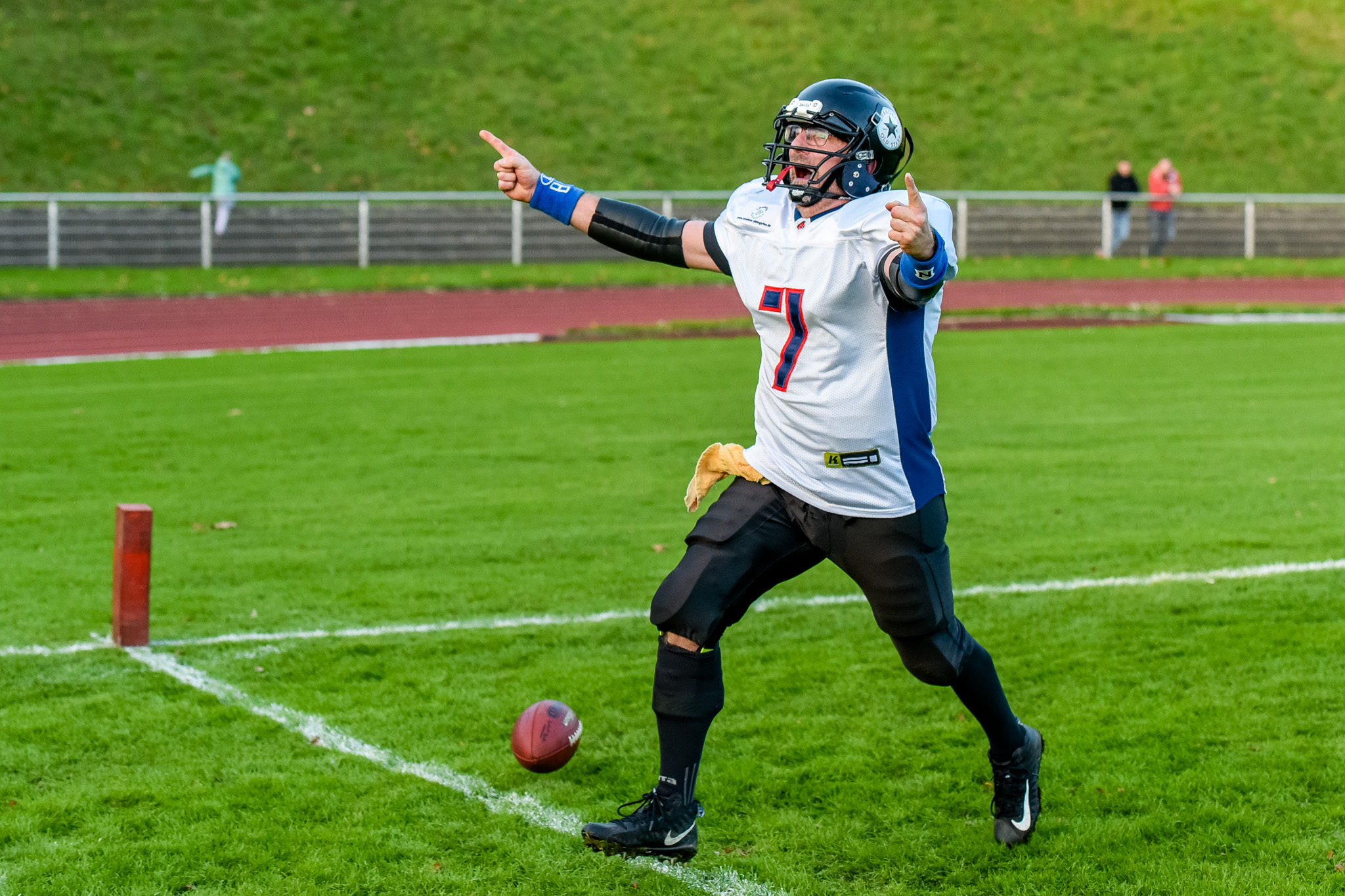 Kai Uwe Weitz hat bei allen Vereinen in Herne gespielt. Hier beim Touchdown im All Star Game der Old Bones (Foto: Oliver Jungnitsch).