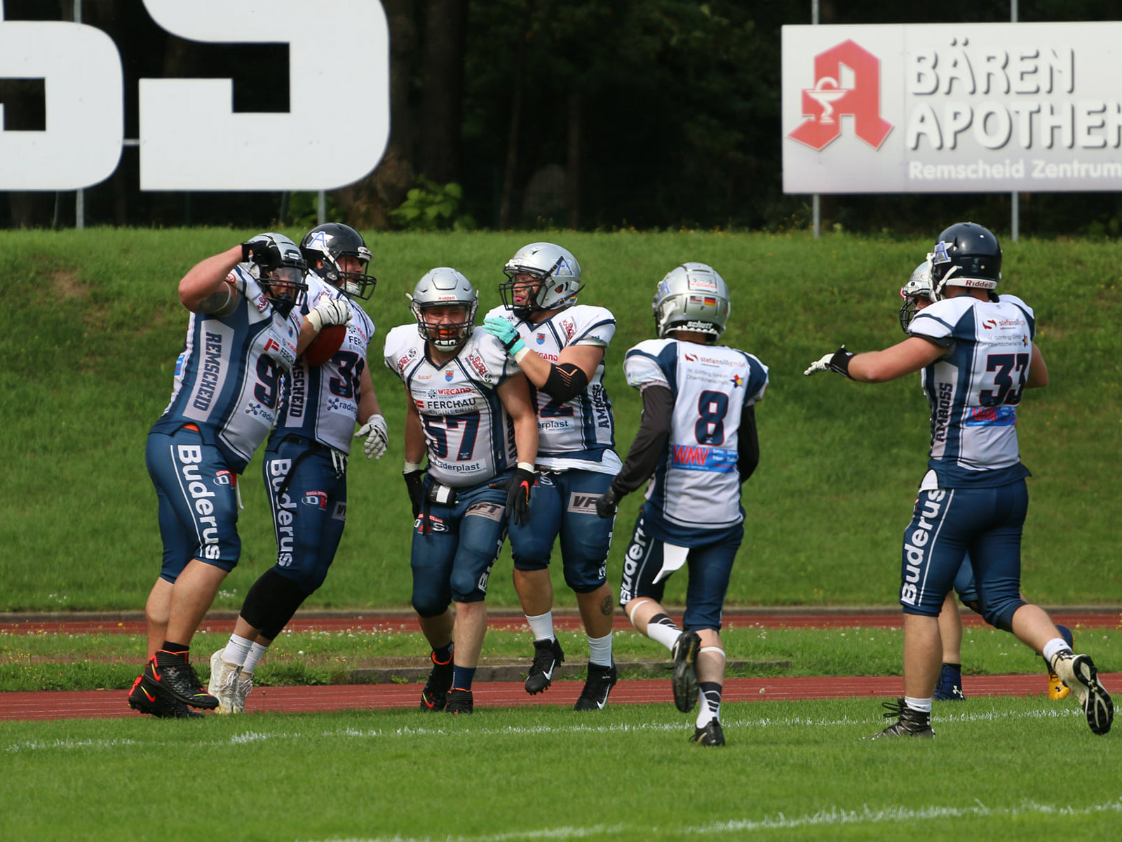 Das Foto zeigt eine Jubelszene aus dem Aachen-Spiel (mit der #57 zu sehen Linebacker Marc Schnabl, mit Ball zu sehen Linebacker Marwin Miotke) Foto: CEPD Sports