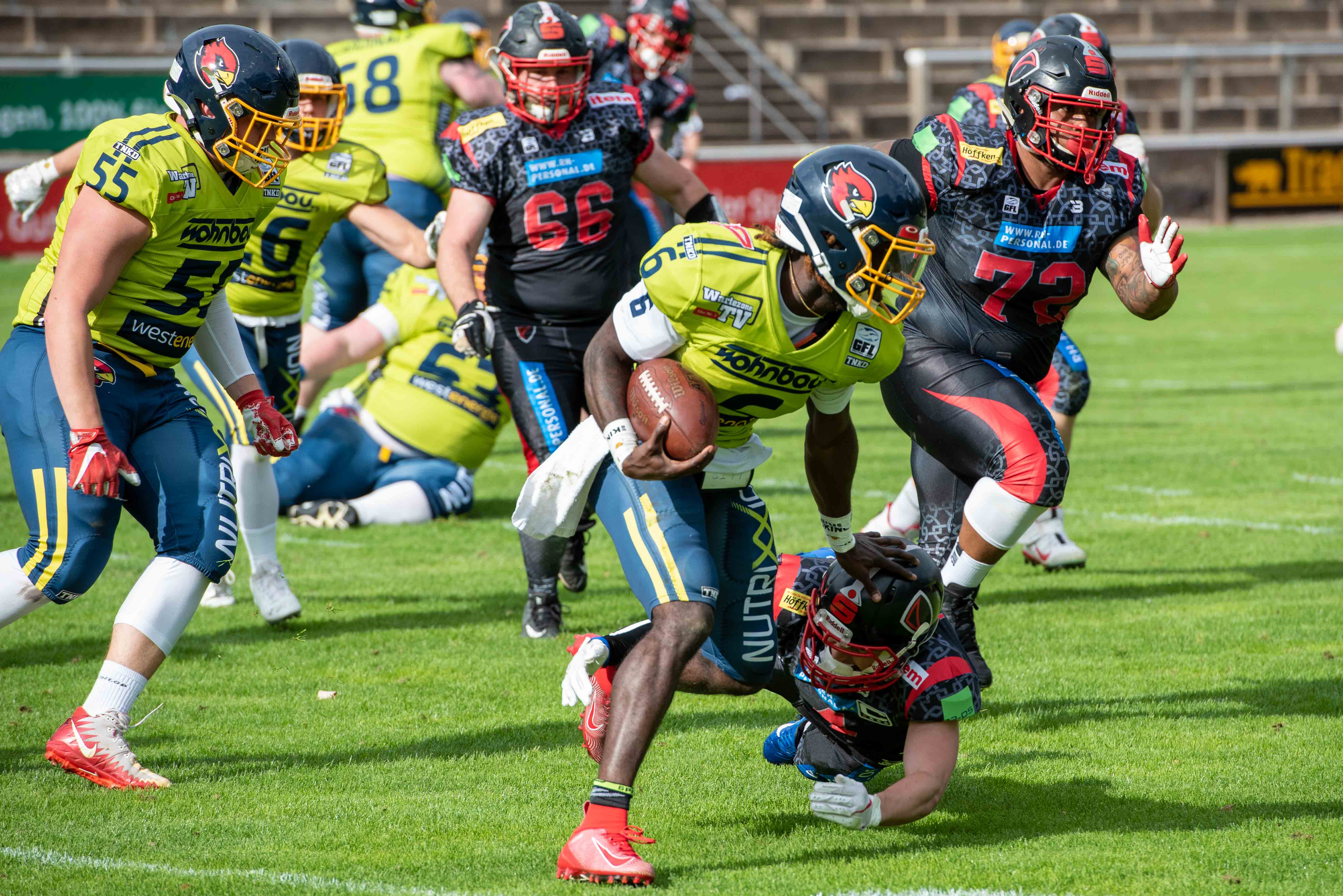 Cardinals Quarterback Joe Newman #6 häufig unter Druck (Foto: Oliver Jungnitsch)