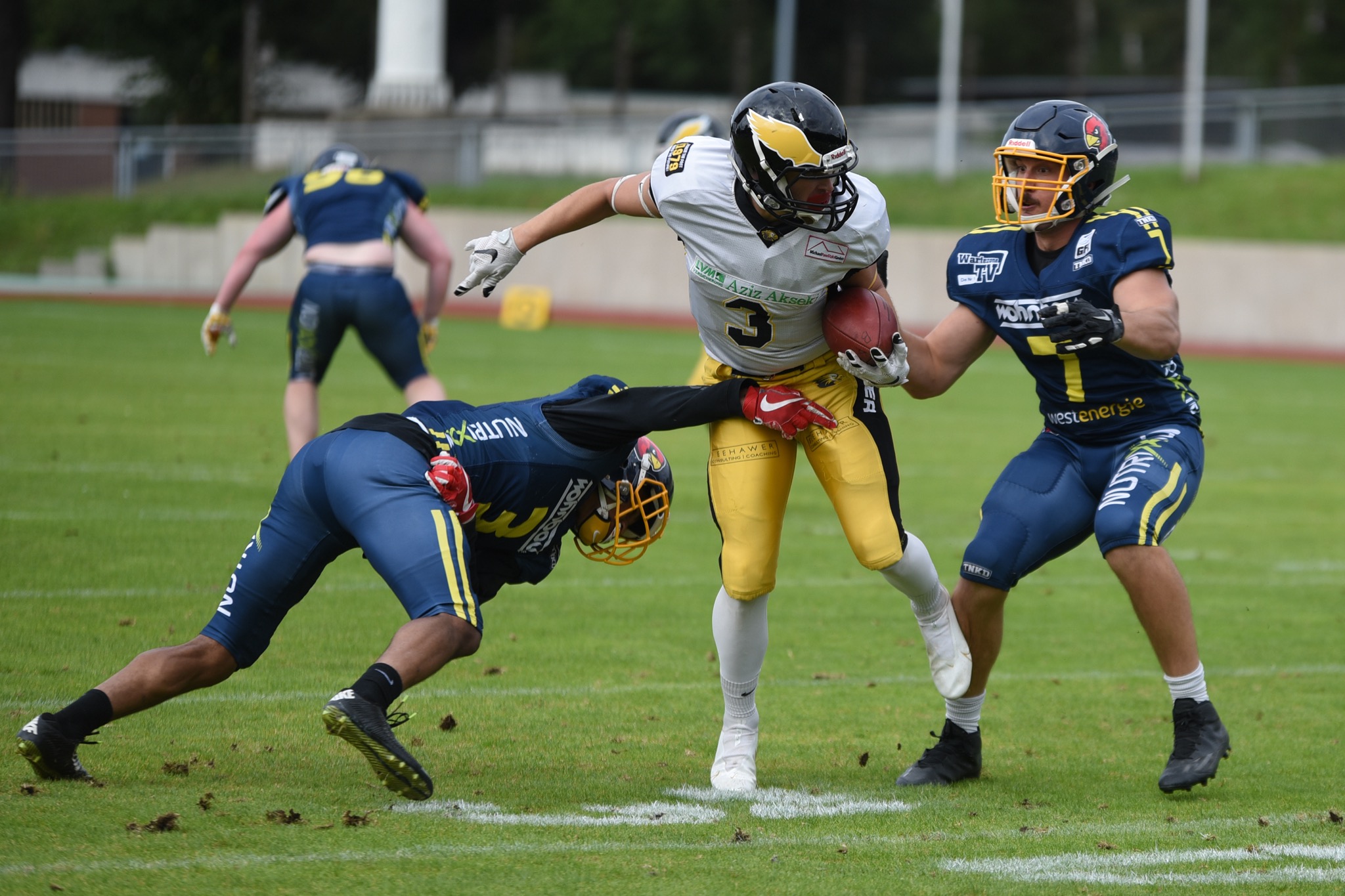 Die Cardinals Defense (hier Franklin Eze (3) und Florian Tenelsen (7)) kam meist einen Schritt zu spät (Foto: Marcel Rotzoll)