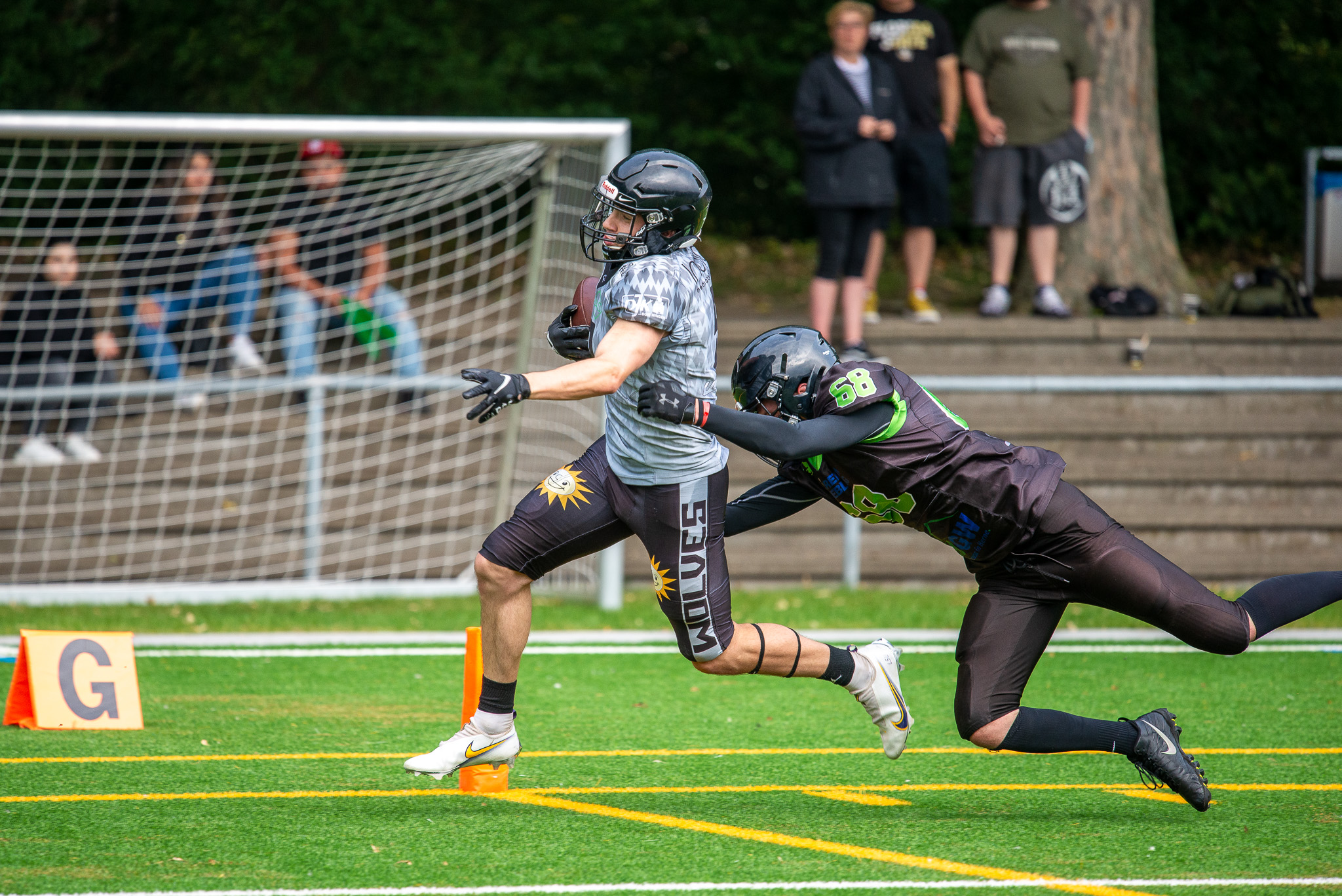 Die Herne Black Barons verlieren mit 3:27 gegen die Minden Wolves - Touchdown von Wide Receiver Lars Weiß #9 (Foto: Oliver Jungnitsch)