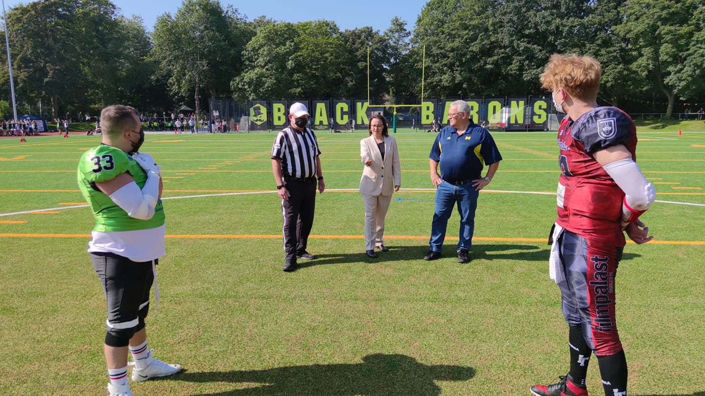 MdB Michelle Müntefering beim Coin Boss (Foto: Herne Black Barons)