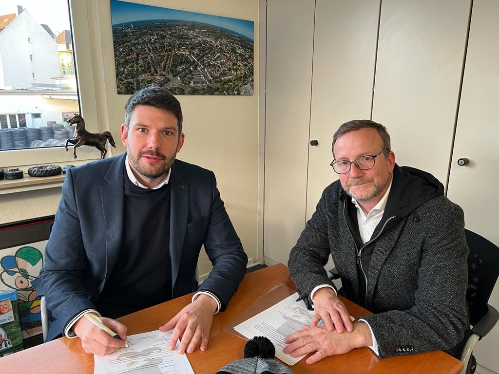 Alexander Stiebling (links) und Kai Uwe Weitz (rechts) beschließen die weitere Zusammenarbeit - Foto Herne Black Barons