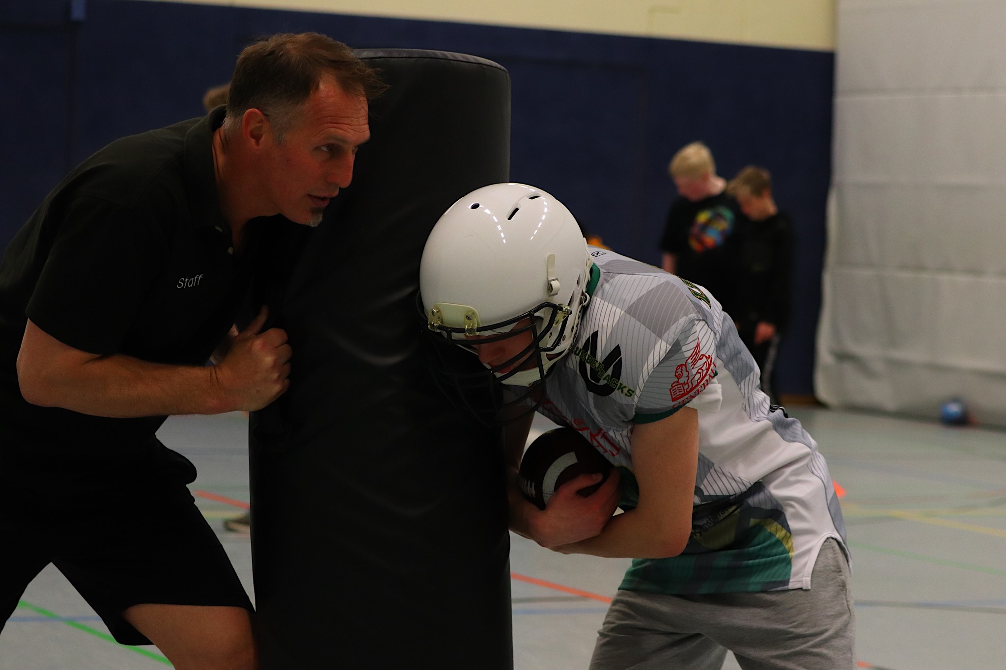 Das Team um den Lumberjacks-Vorsitzenden Axel Hoepfner (links) bietet Tackle-Football auch für Jugendliche an – mit dem Ziel, Nachwuchs für das eigene Seniors-Team auszubilden.  (Foto: Mario Polzer)