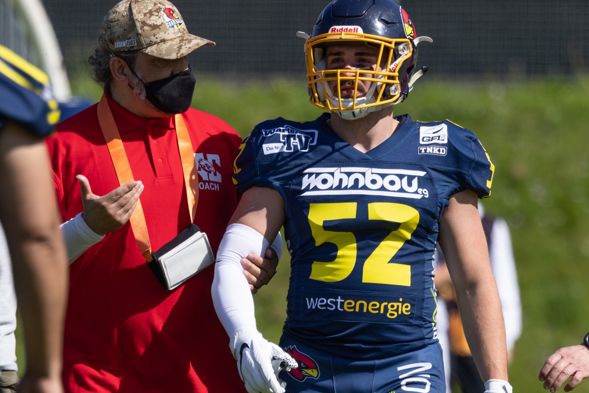 DC Luigi Figlia im Gespräch mit seinem Linebacker Dennis Frieg (#52) - Foto: Roland Schicho / Assindia Cardinals