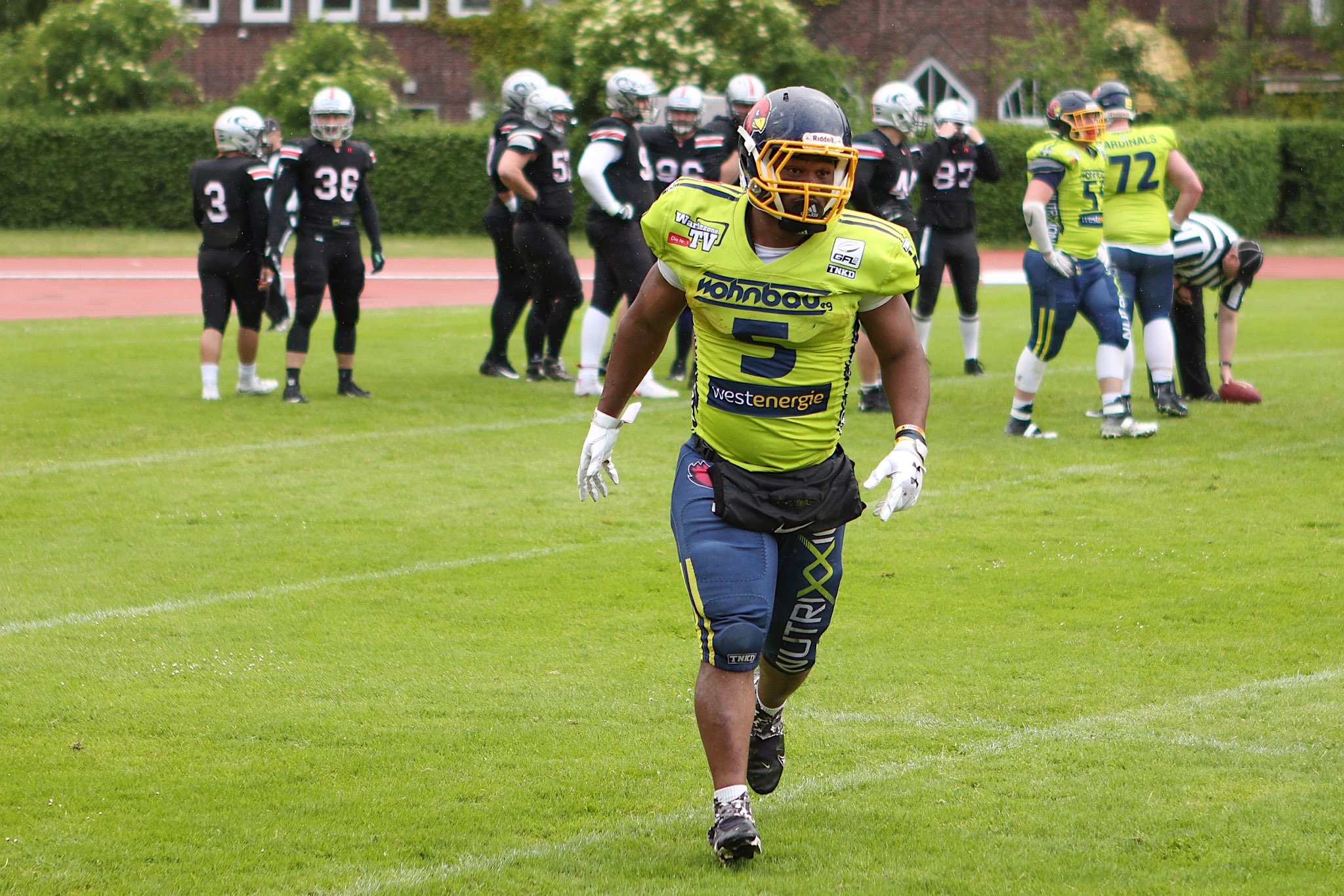 RB Brett Sylve (#5) kommt nach dem ersten seiner beiden Touchdowns vom Feld - Foto: Roland Schicho / Assindia Cardinals