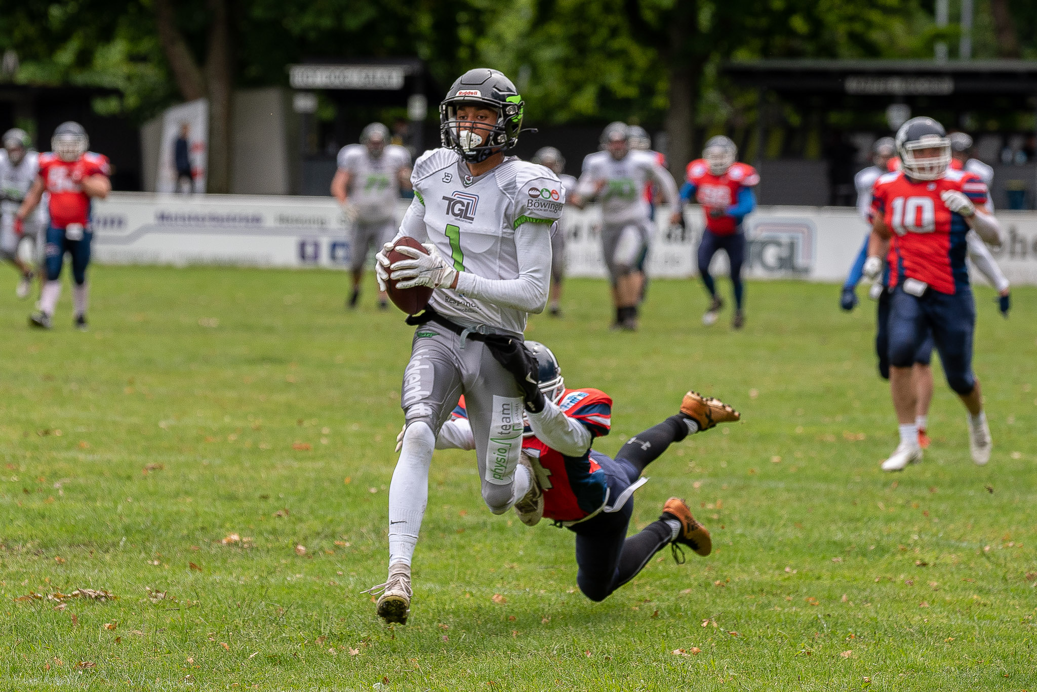 Mike Kitenge #1 auf dem Weg zum 2. Touchdown der Lippstadt Eagles (Foto: Oliver Jungnitsch)