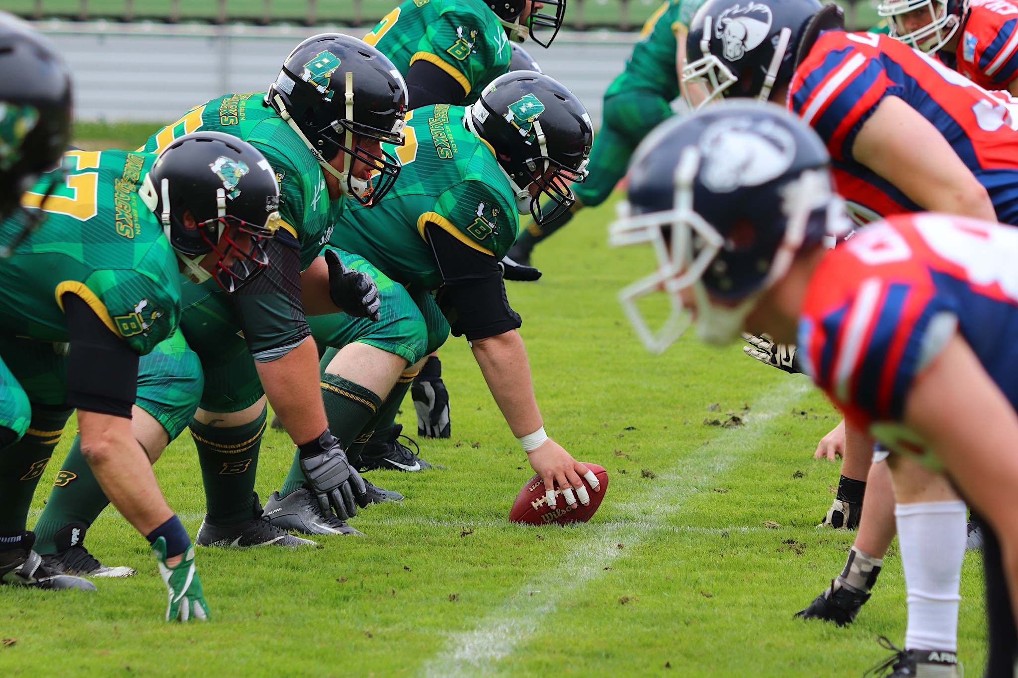 Endlich wieder American Football in Brilon! Beim ersten Heimspiel der Saison empfangen die Lumberjacks den Liga-Favoriten Minden Wolves – und möchten den Zuschauern ein ganz besonderes Erlebnis bieten. (Foto: Mario Polzer)