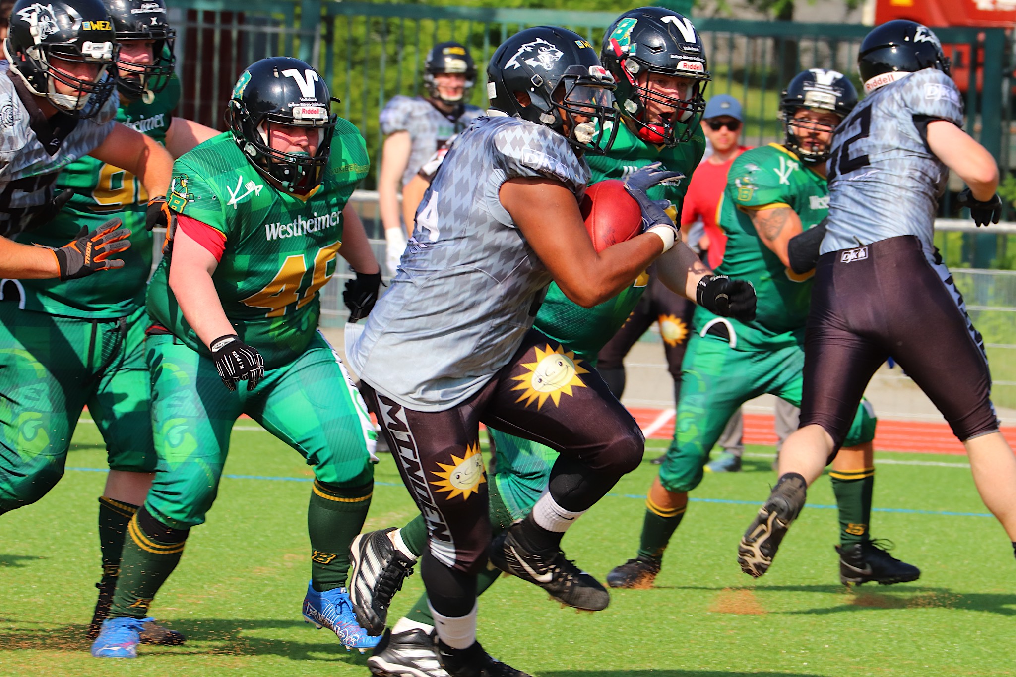 Eine typische Spielszene: Die Minden Wolves im Ballbesitz auf dem Weg in Richtung Briloner Endzone, die Defense der Lumberjacks versucht sie zu stoppen (Foto: Mario Polzer)