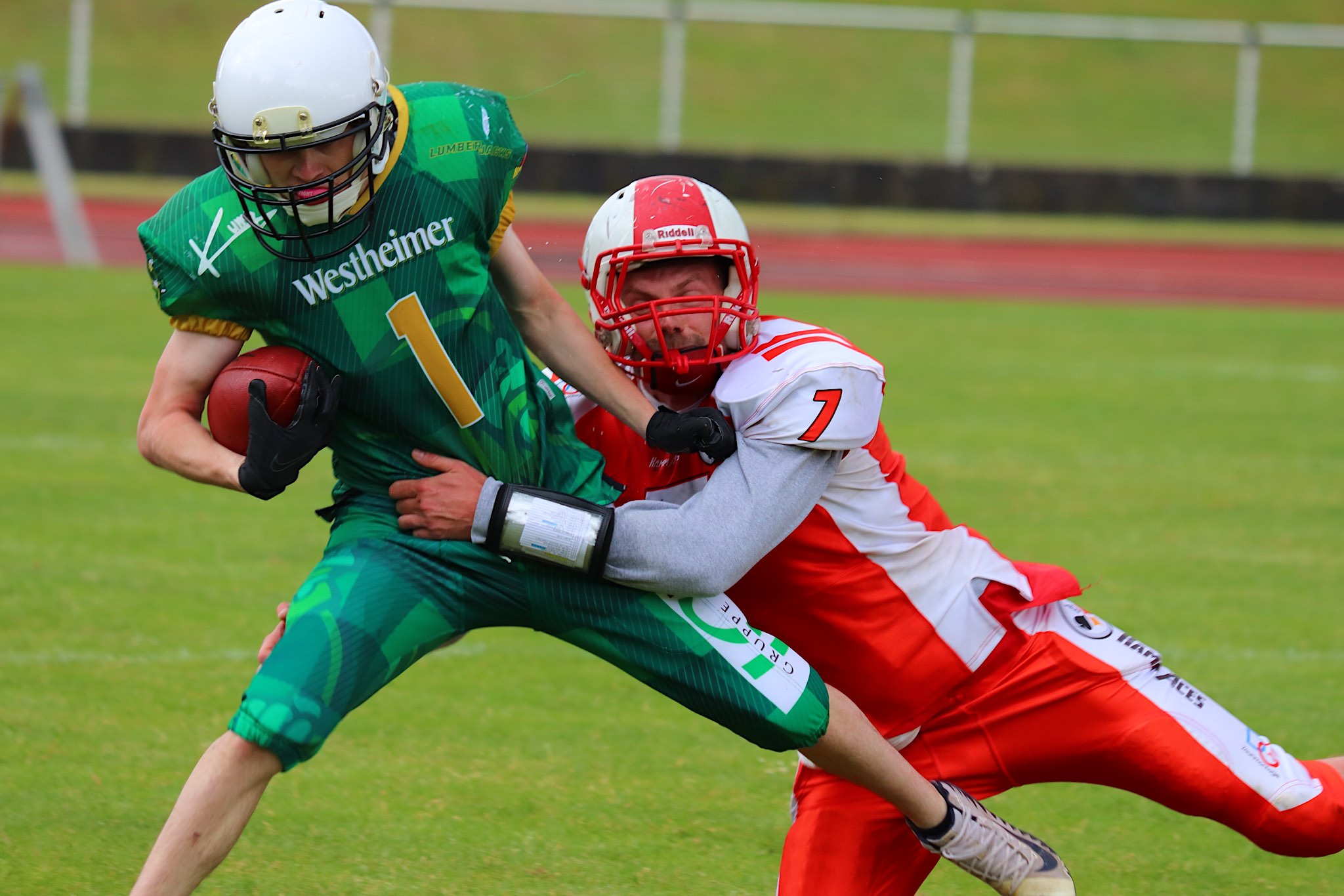 Lukas Reincke (links) war der Überraschungsspieler des  Tages auf Seiten der Brilon Lumberjacks. In seinem ersten Spiel für die Seniors sorgte er als Running Back für einige Meter Raumgewinn. (Foto: Mario Polzer)