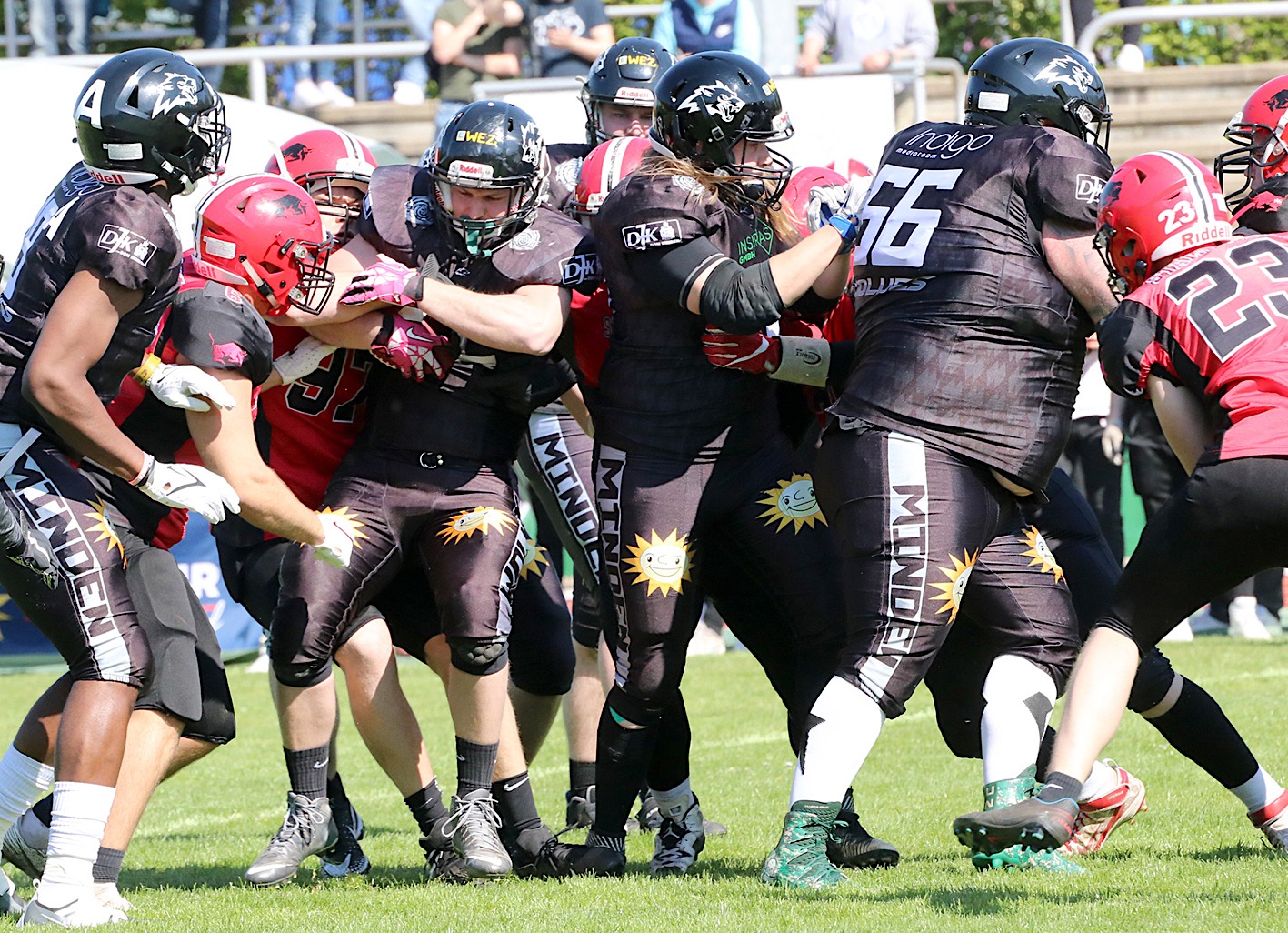 Die Offensiveline der Minden Wolves bereitet ihrem Quarterback und dem Runningback einen erfolgreichen Angriff vor (Foto: DJK Dom Minden)